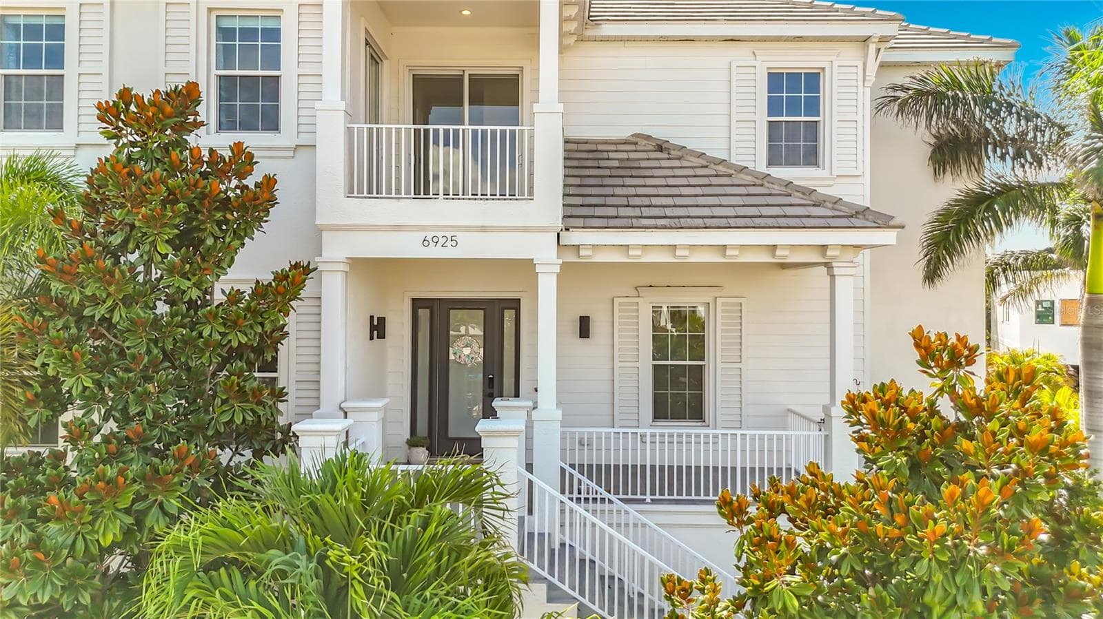 Grand entrance with porch to chill - 6925 BOCHI CIR, SARASOTA