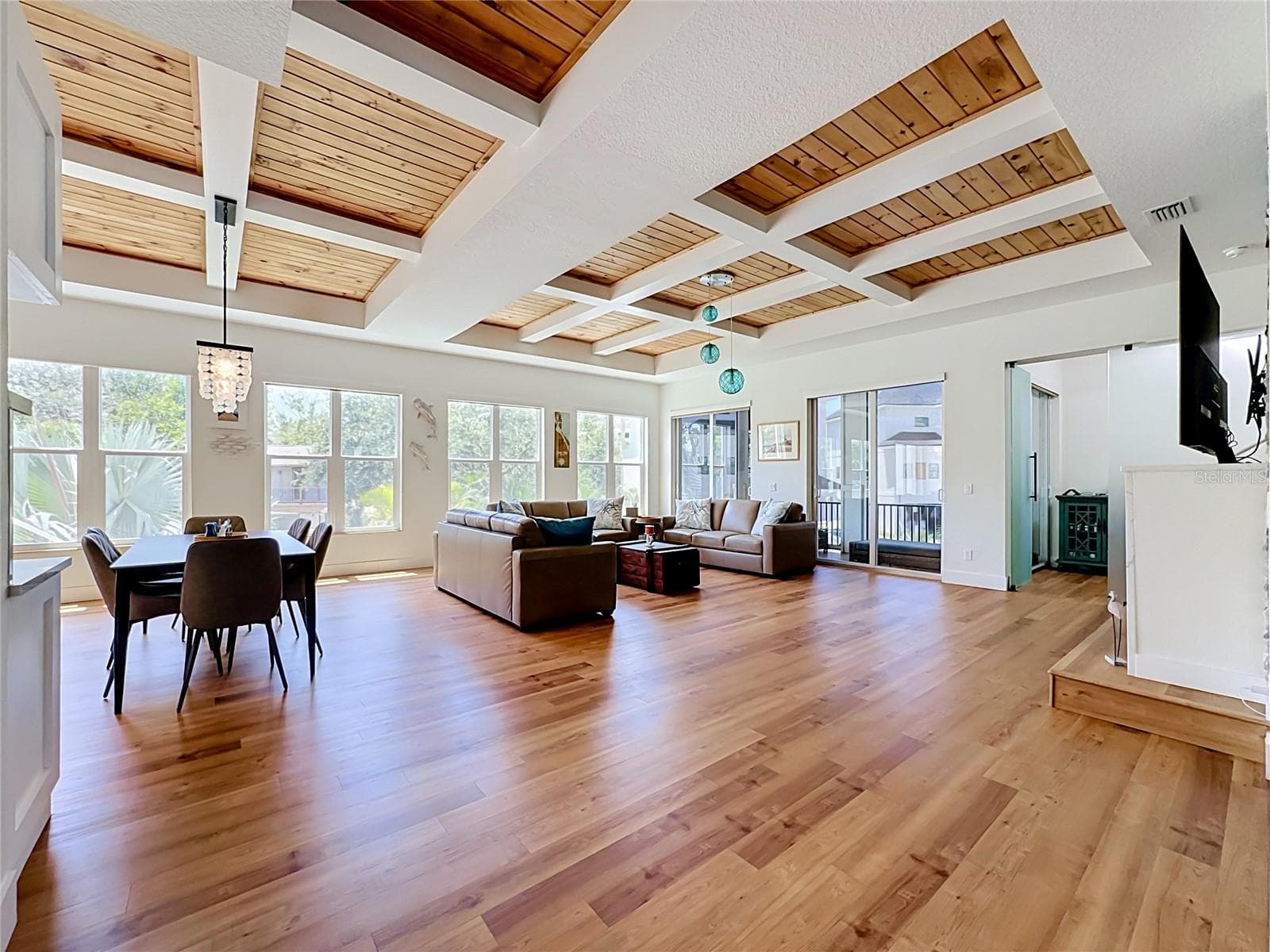 Open plan space with lots of good light - 6925 BOCHI CIR, SARASOTA
