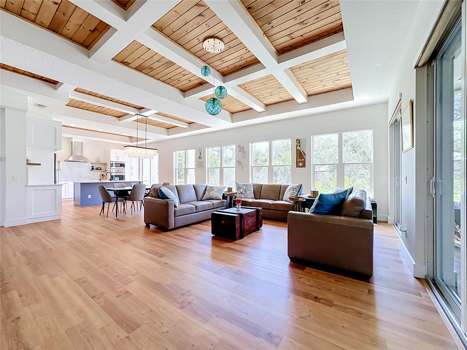 Family style living with open plan to dining and kitchen - 6925 BOCHI CIR, SARASOTA