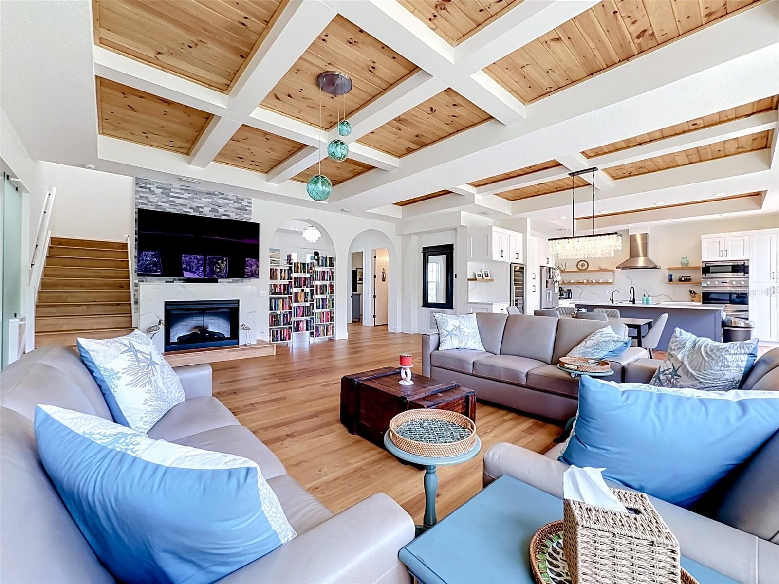 coffered ceilings enhance this family room area - 6925 BOCHI CIR, SARASOTA