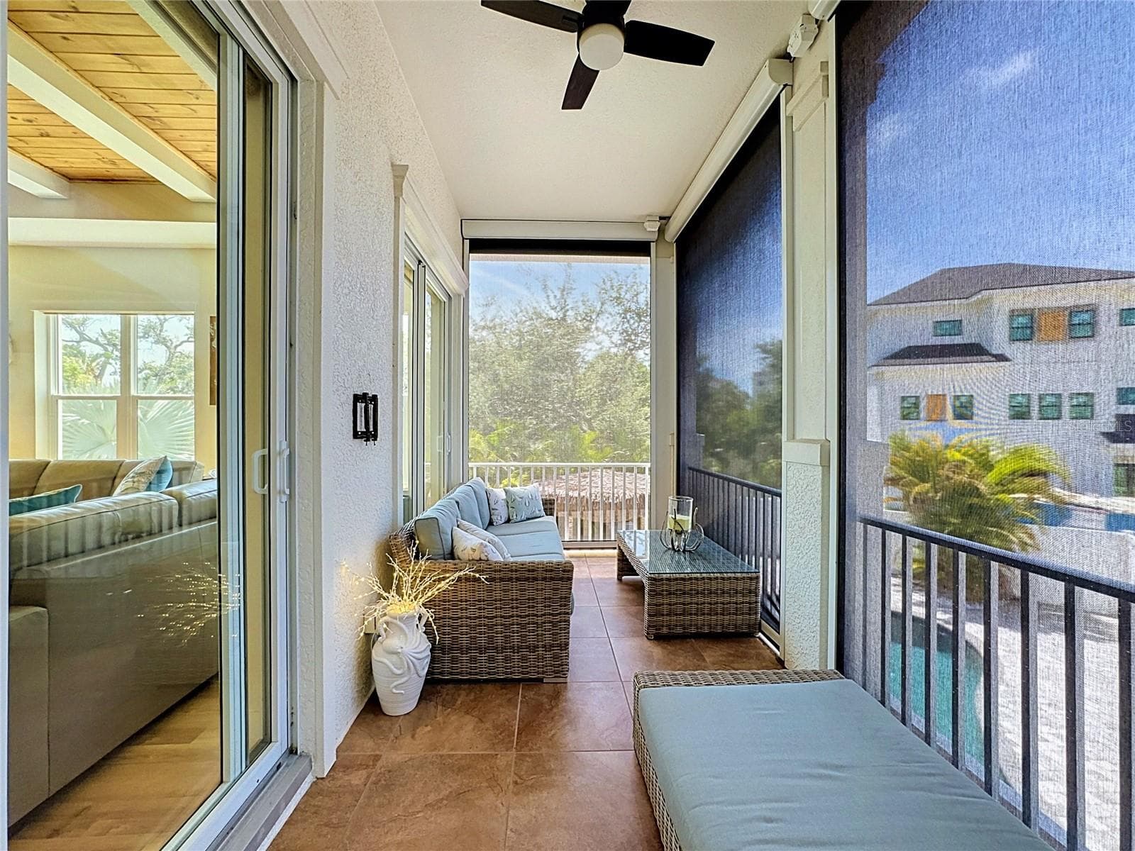 Relax straight off from the family room - 6925 BOCHI CIR, SARASOTA