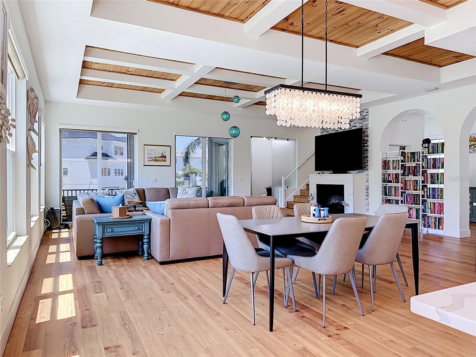 Dine in style - 6925 BOCHI CIR, SARASOTA