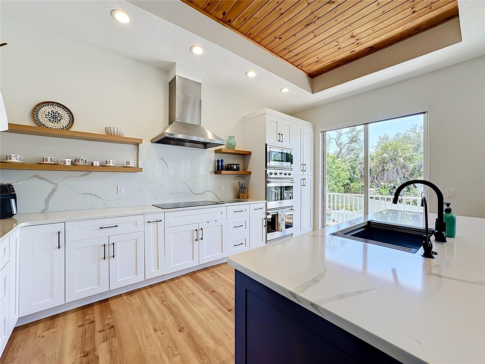 Fully fitted kitchen with modern appliances - 6925 BOCHI CIR, SARASOTA