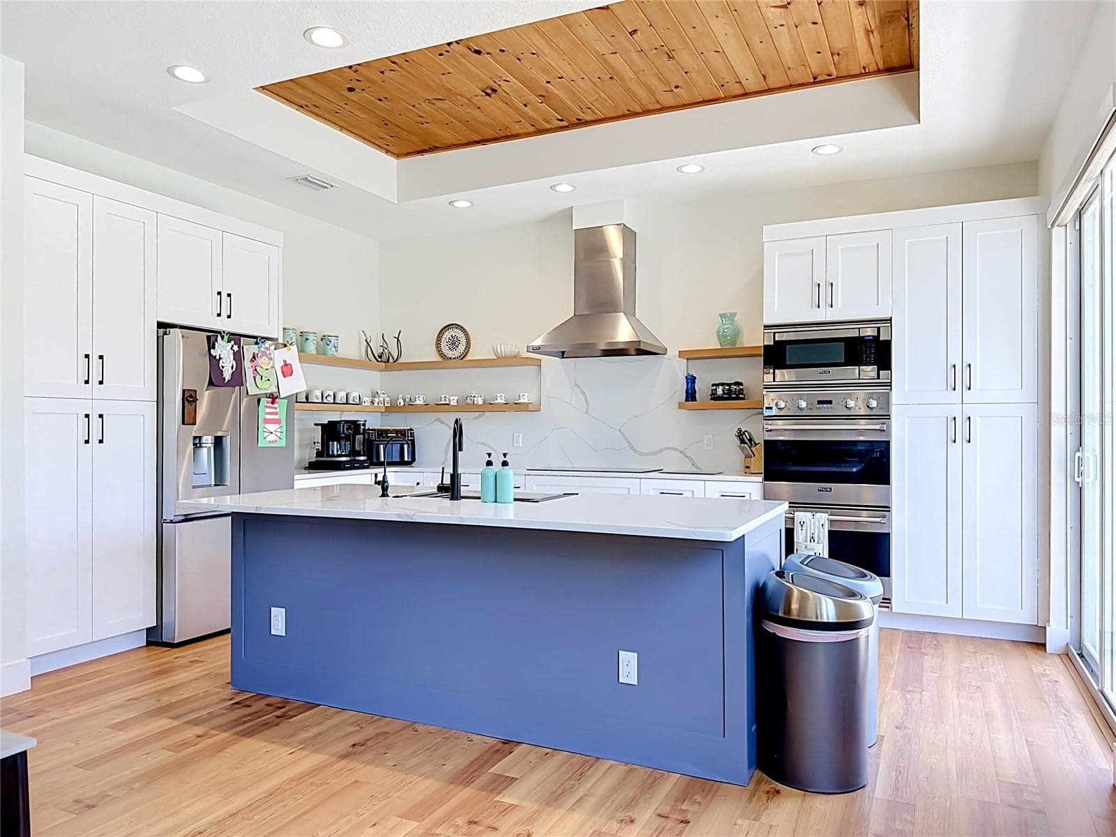 A useful center island - 6925 BOCHI CIR, SARASOTA