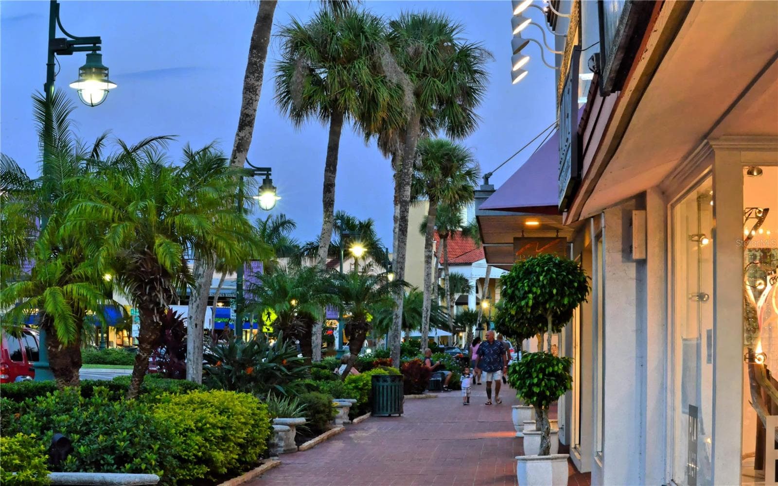 An evening at St Armands Circle walking, dining, eating ice cream - 1157 WESTWAY DR, SARASOTA