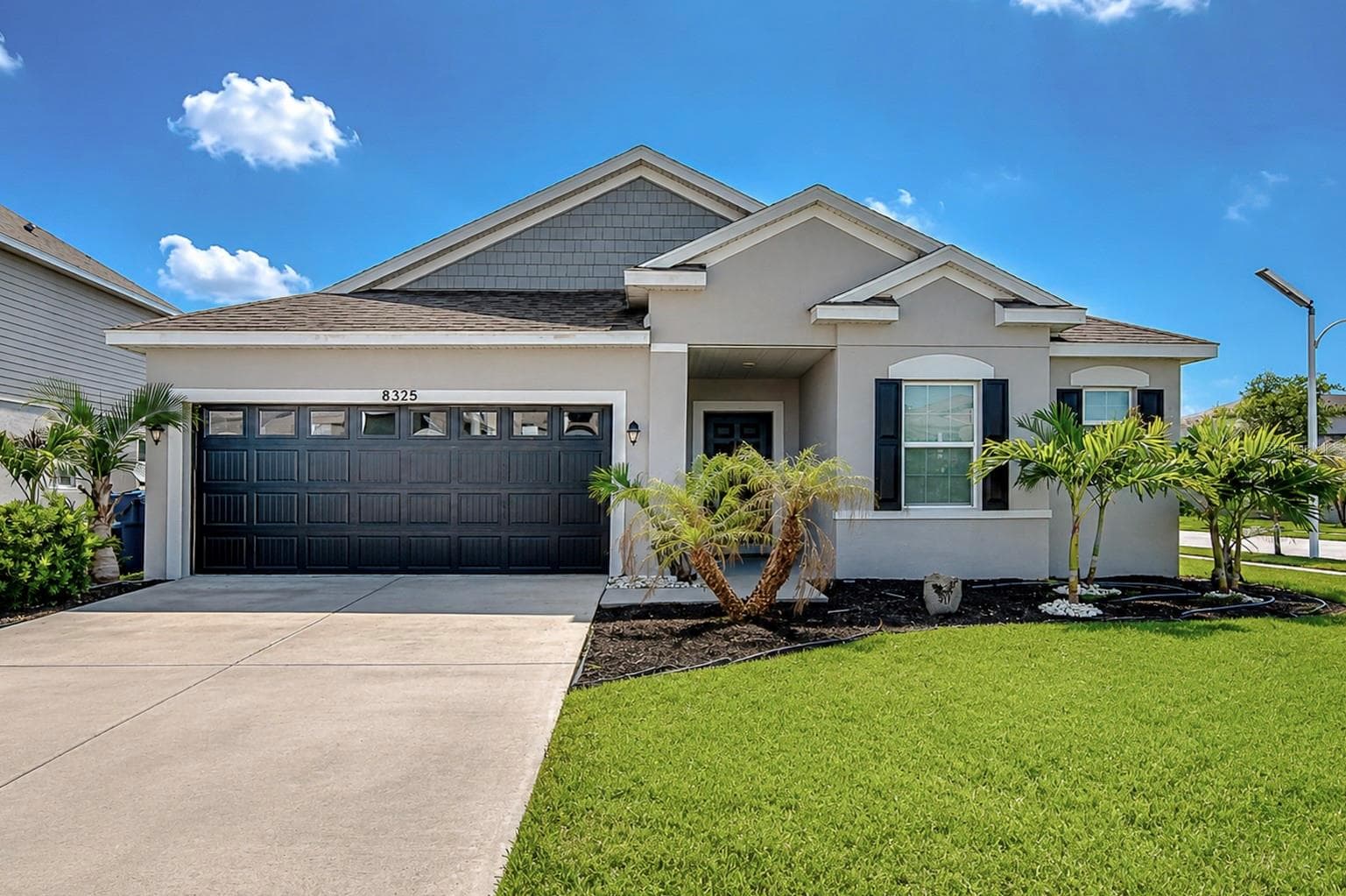 Lush landscaping and meticulously maintained home. - 8325 OLIVE BROOK DR, WESLEY CHAPEL