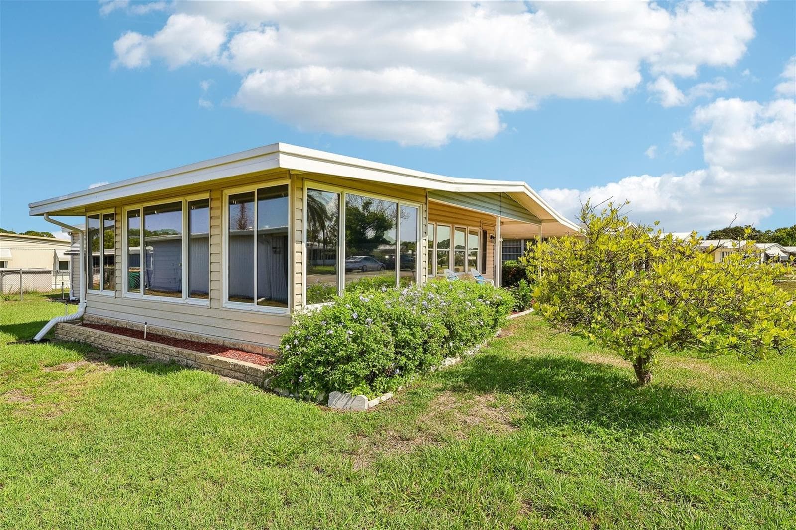 Manufactured Home at 1433 APACHE CIR, TAVARES, photo 2 of 51