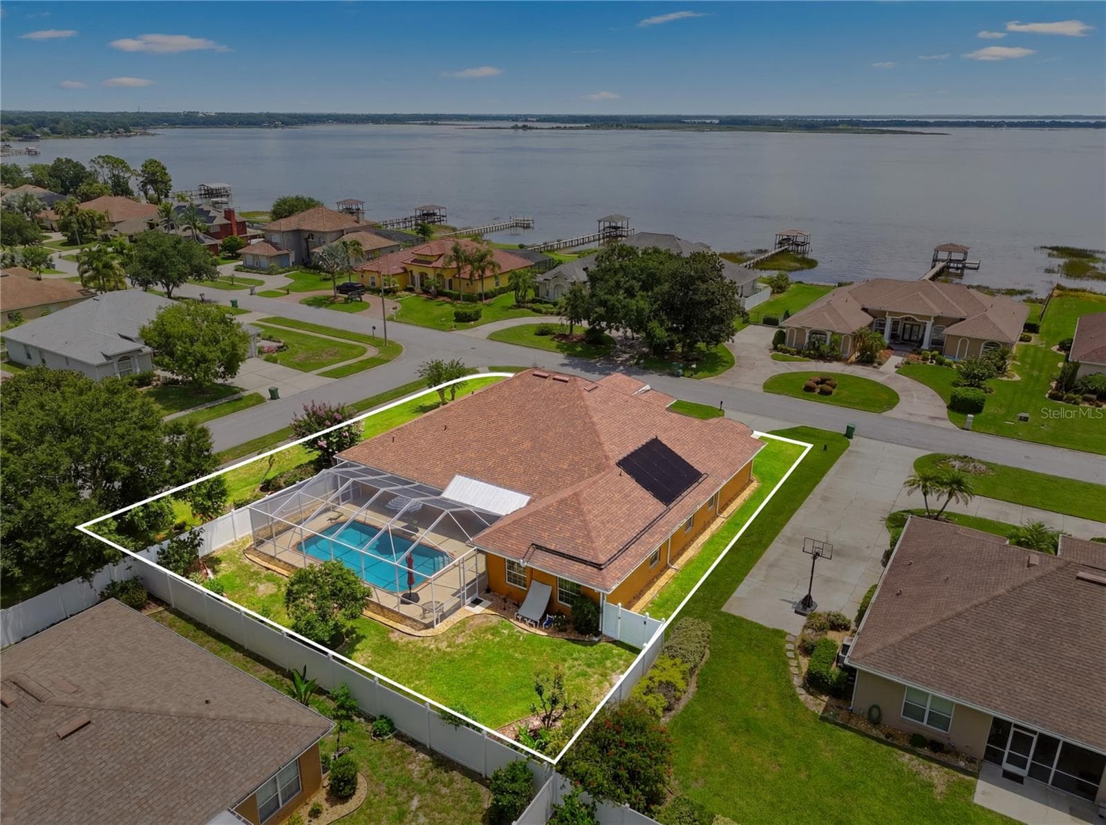Single Family Residence at 328 HAMILTON SHORES DR NE, WINTER HAVEN, photo 2 of 81