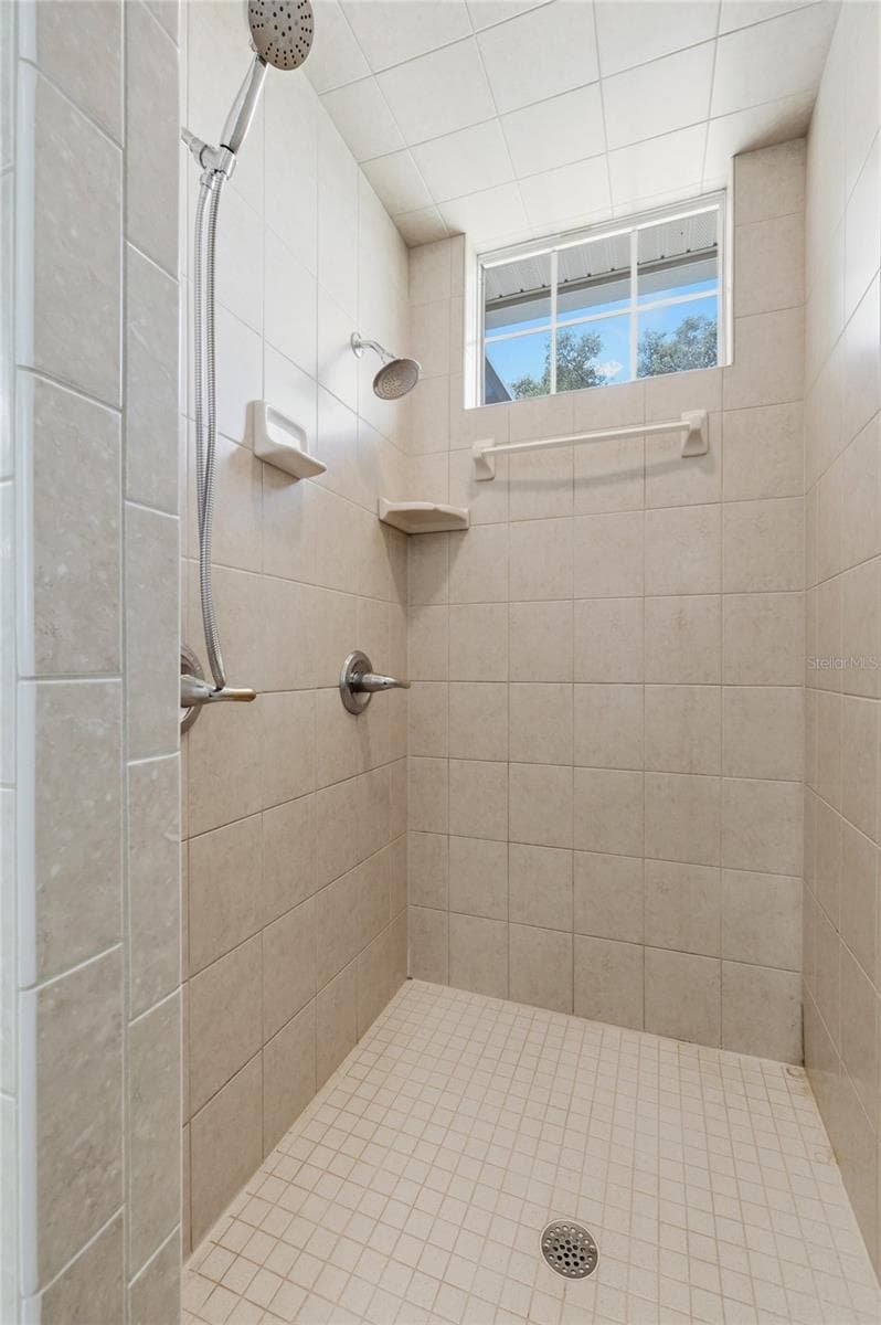 Single Family Residence at 328 HAMILTON SHORES DR NE, WINTER HAVEN, photo 33 of 81