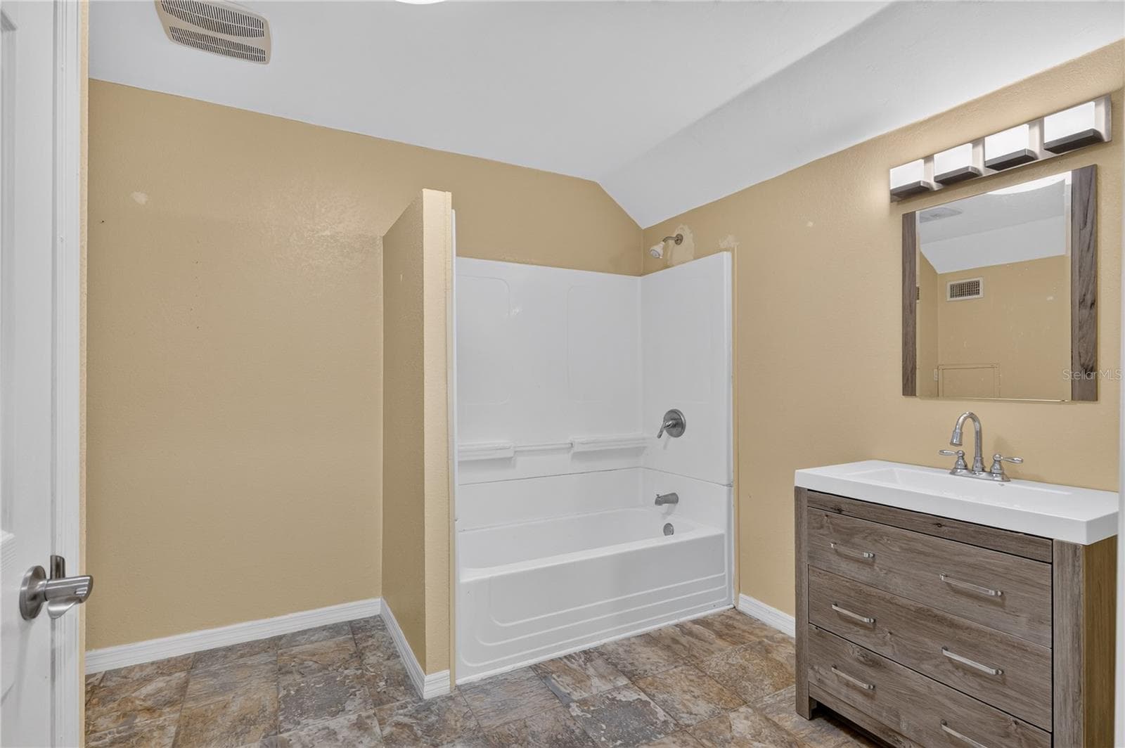 upstairs bath - 2039 SW STATE ROAD 26, TRENTON