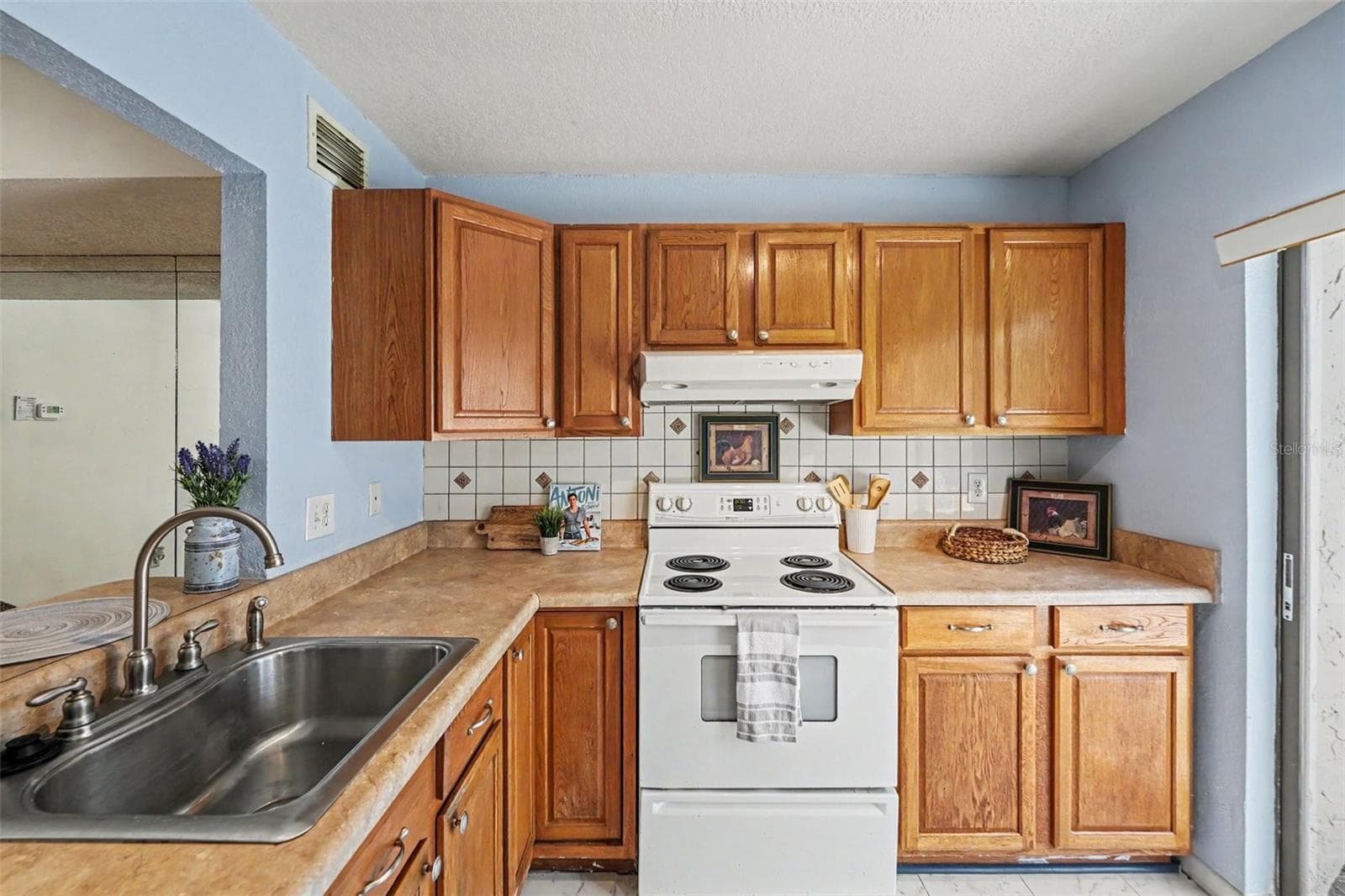 Townhouse at 2095 SUNSET POINT RD #1904, CLEARWATER, photo 8 of 15