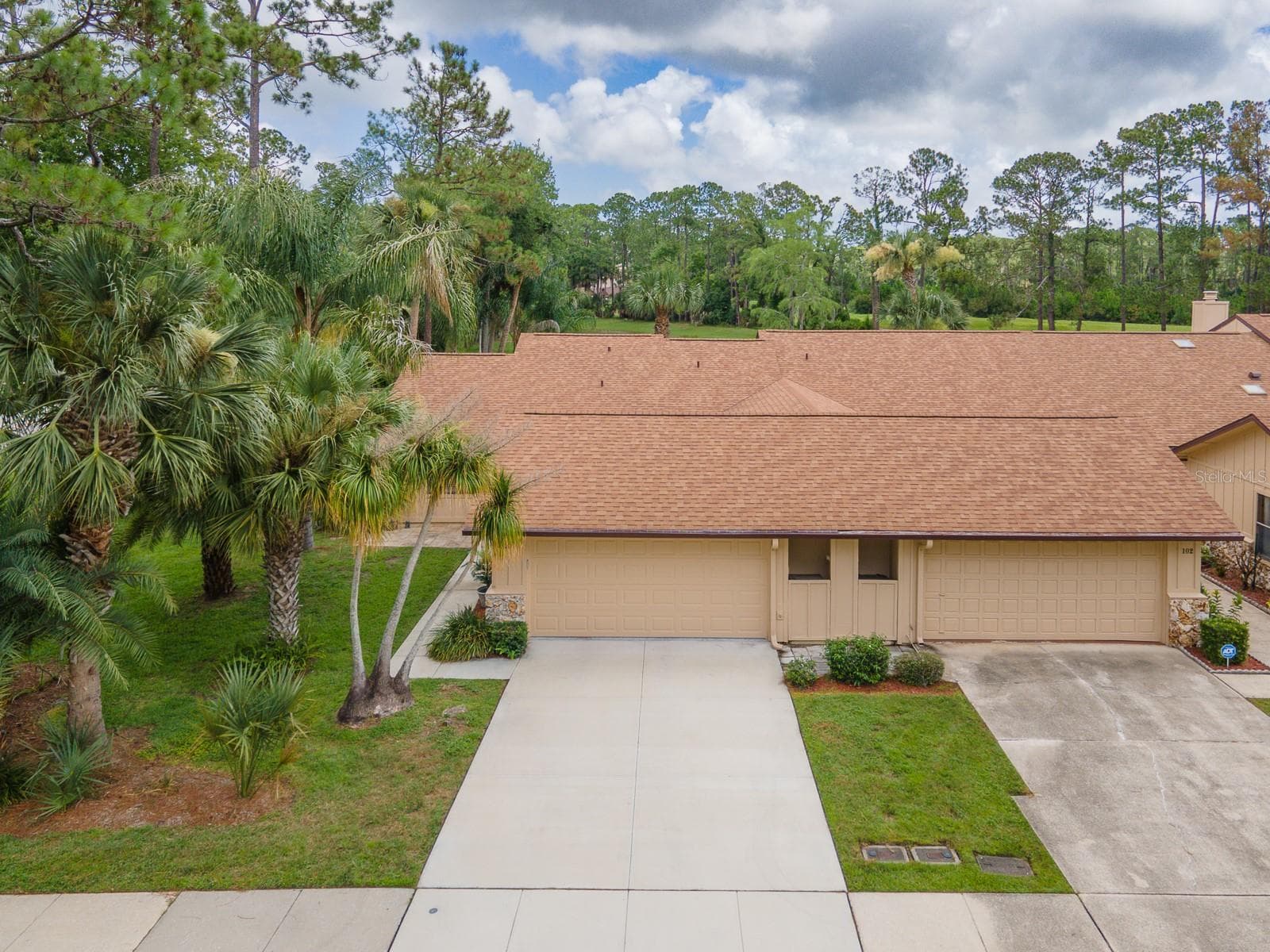 C'mon in to easy livin' but still feeling like you're in the lap of luxury. - 100 SEA PINES CIR, DAYTONA BEACH