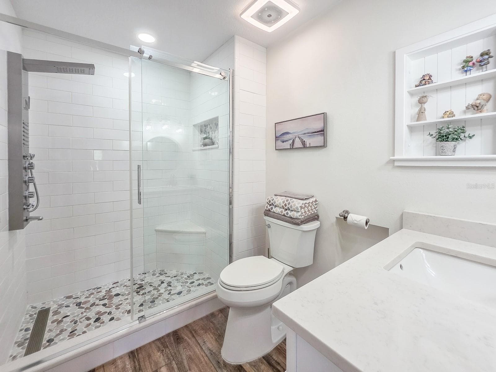 Bluetooth/LED Exhaust Fan, Kohler taller toilet, built in shelvling. - 100 SEA PINES CIR, DAYTONA BEACH