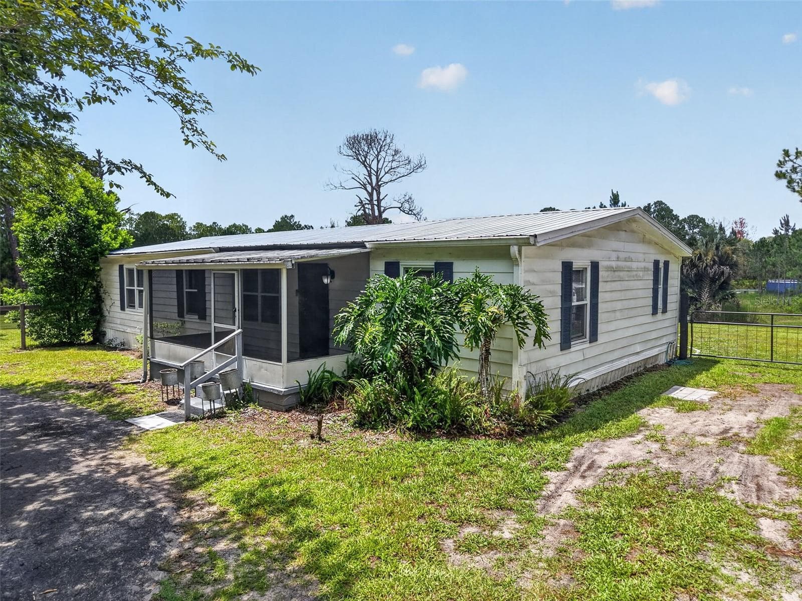 Manufactured Home at 32439 HIGHLAND LAKES RD, DELAND, photo 3 of 34