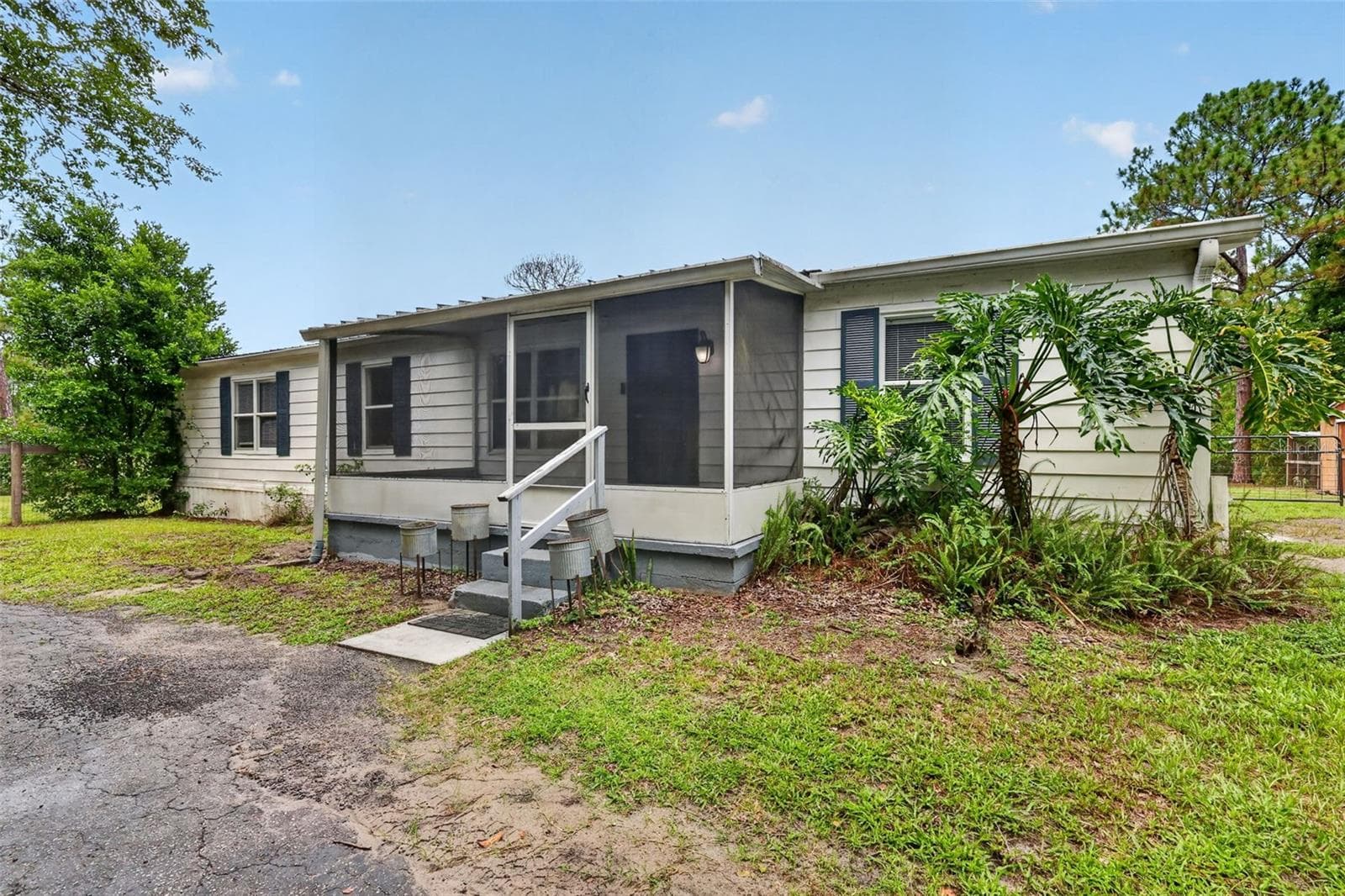 Manufactured Home at 32439 HIGHLAND LAKES RD, DELAND, photo 4 of 34