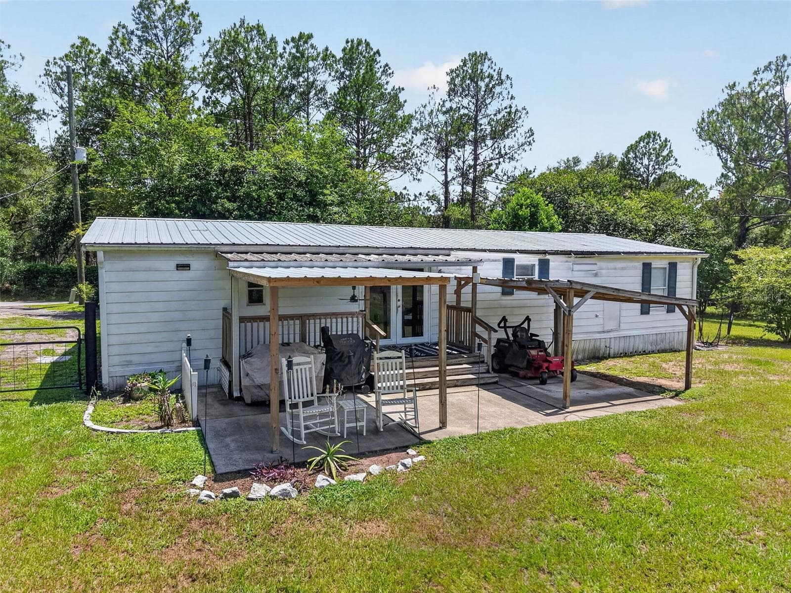 Manufactured Home at 32439 HIGHLAND LAKES RD, DELAND, photo 5 of 34
