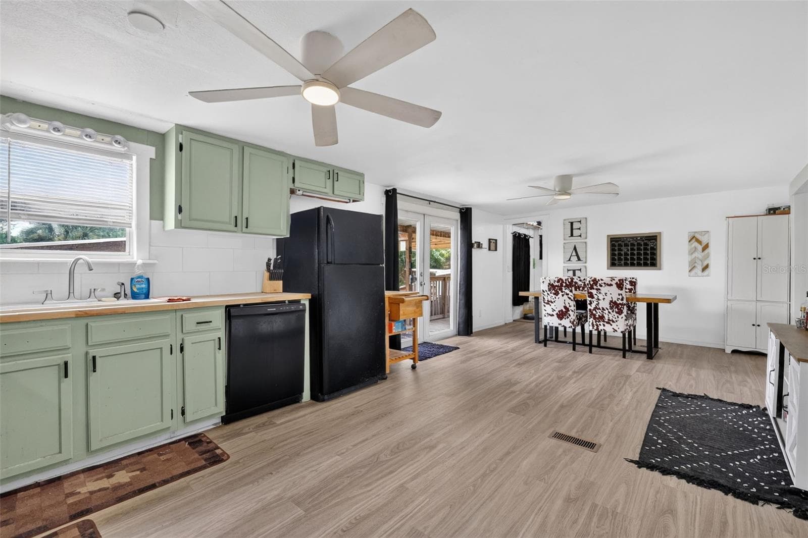 Manufactured Home at 32439 HIGHLAND LAKES RD, DELAND, photo 10 of 34