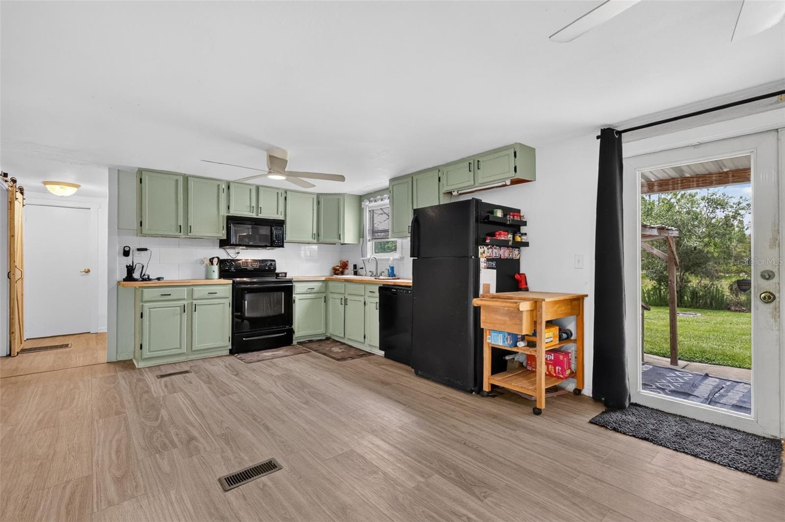 Manufactured Home at 32439 HIGHLAND LAKES RD, DELAND, photo 14 of 34