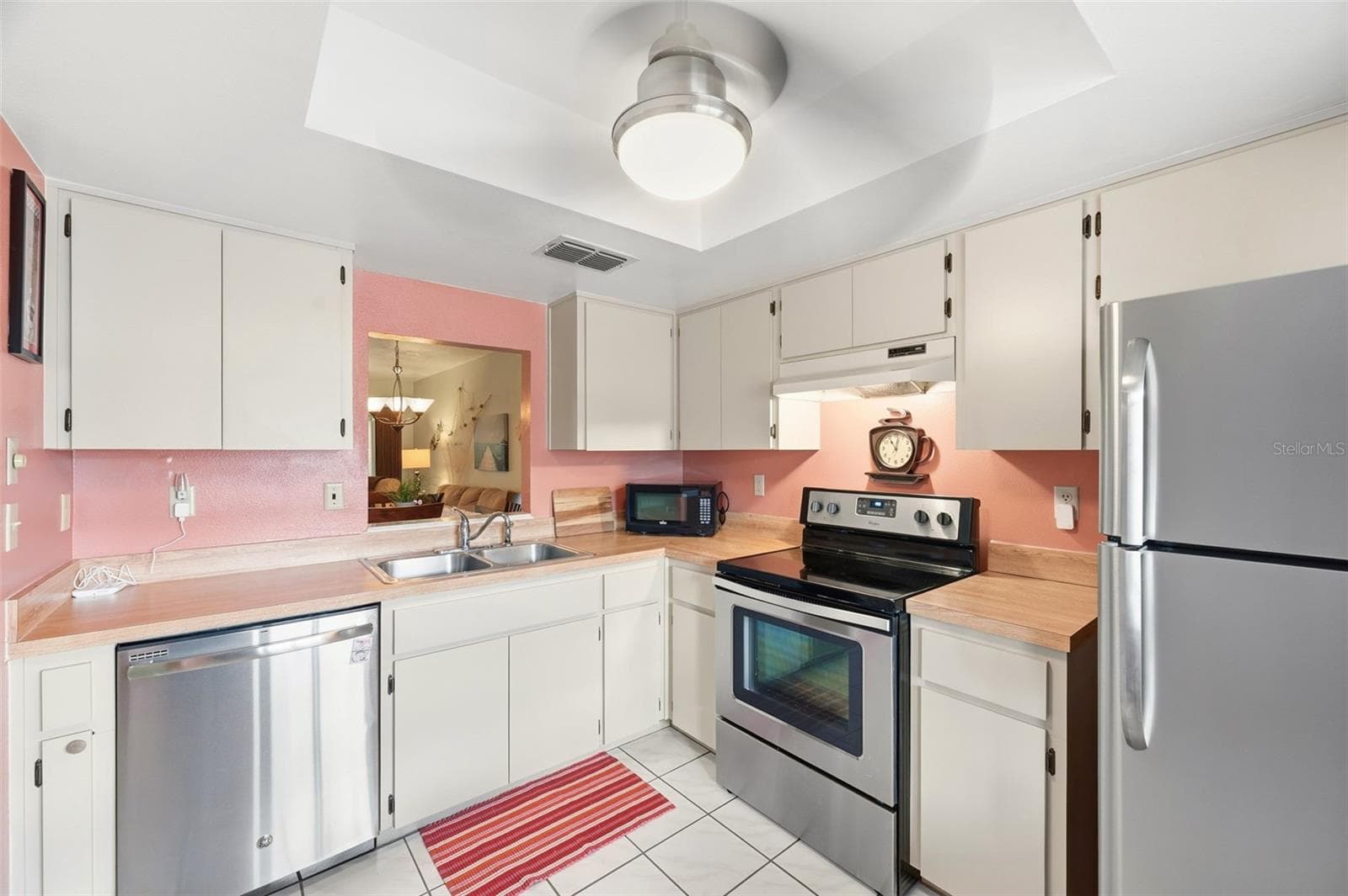 Updated appliances and a pass-through window overlooking the Dining Room/Living Room combo. - 7612 OAKMONT LN, NEW PORT RICHEY