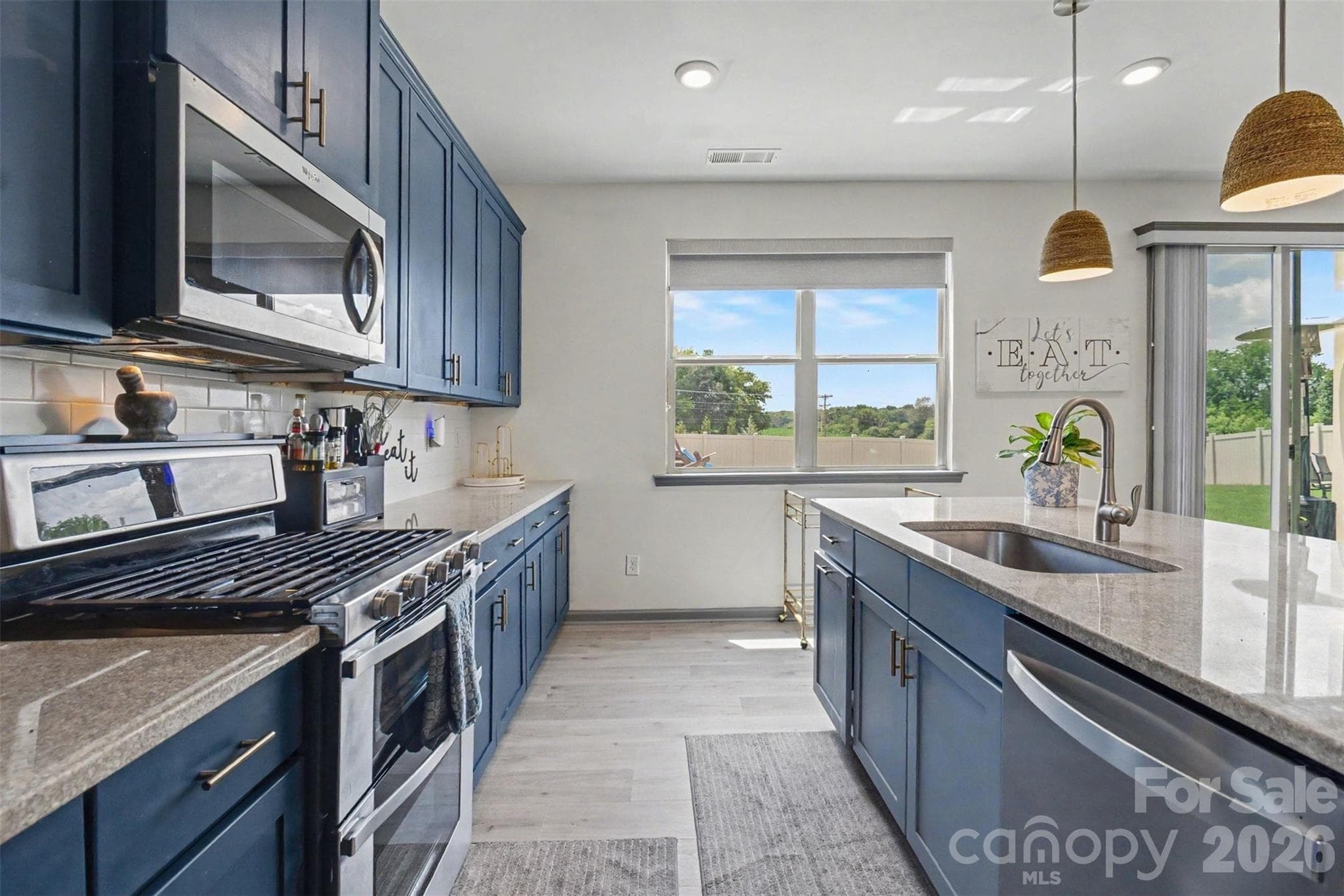 42" painted cabinetry and stainless steel appliances...and more! - 2055 Yearden Lane, Monroe