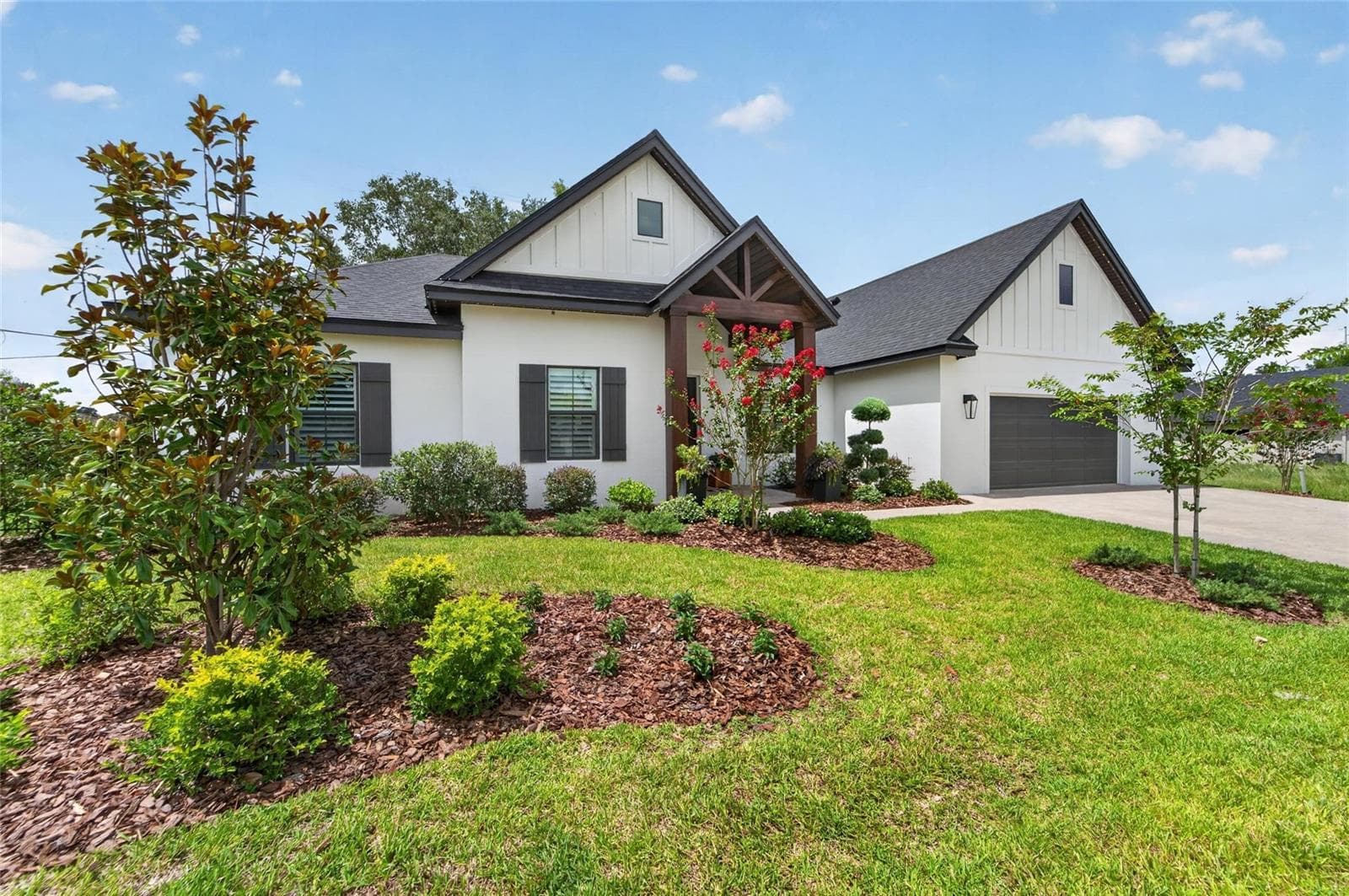 Upgraded Lanscaping - 5391 CLUBHOUSE HILLS LN, LAKELAND