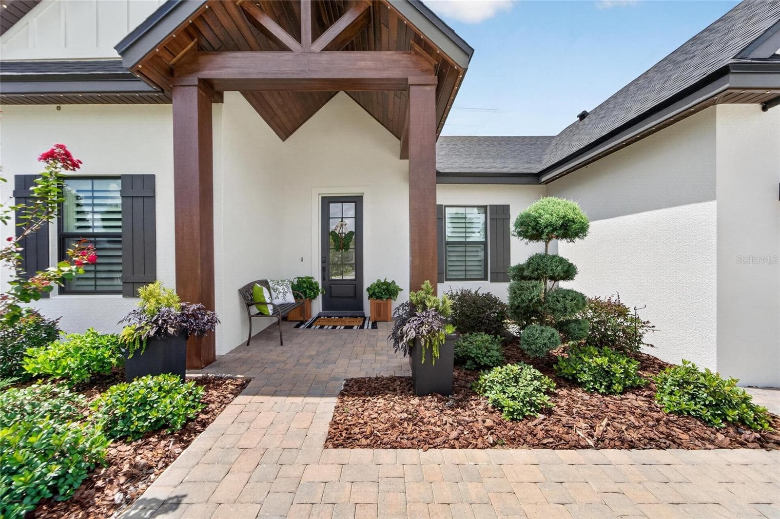 A dramatic timber-beam portico welcomes you home - 5391 CLUBHOUSE HILLS LN, LAKELAND