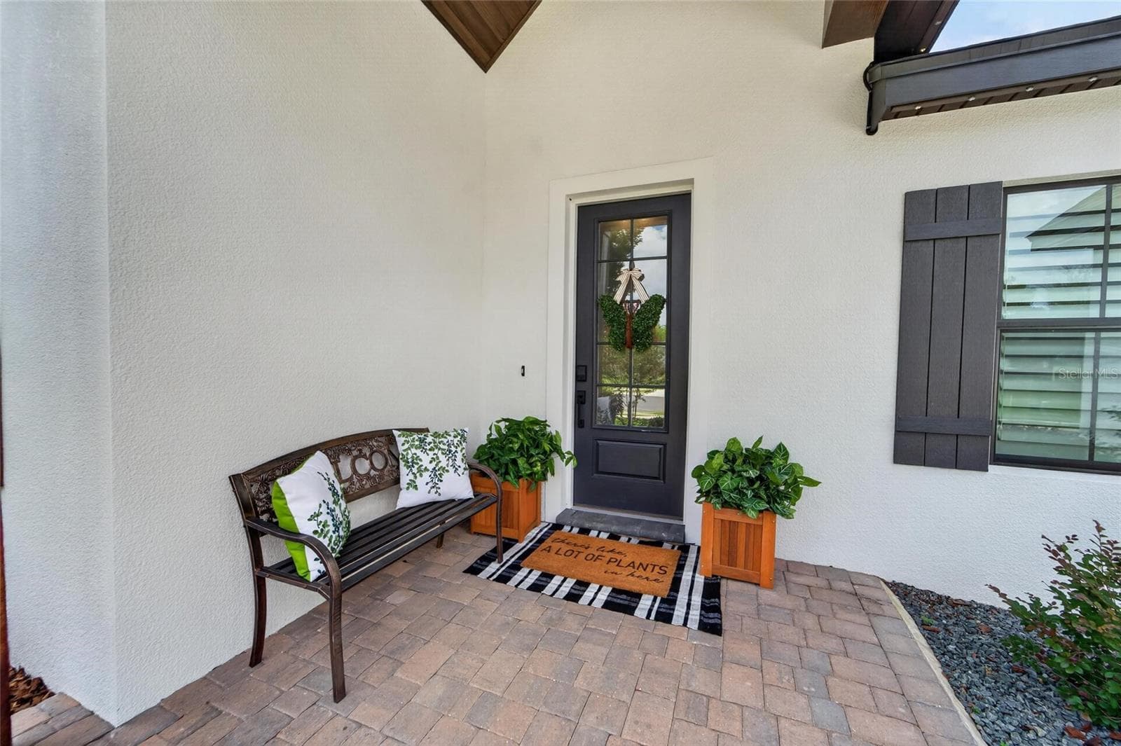 A welcoming front porch nook with pavers - 5391 CLUBHOUSE HILLS LN, LAKELAND