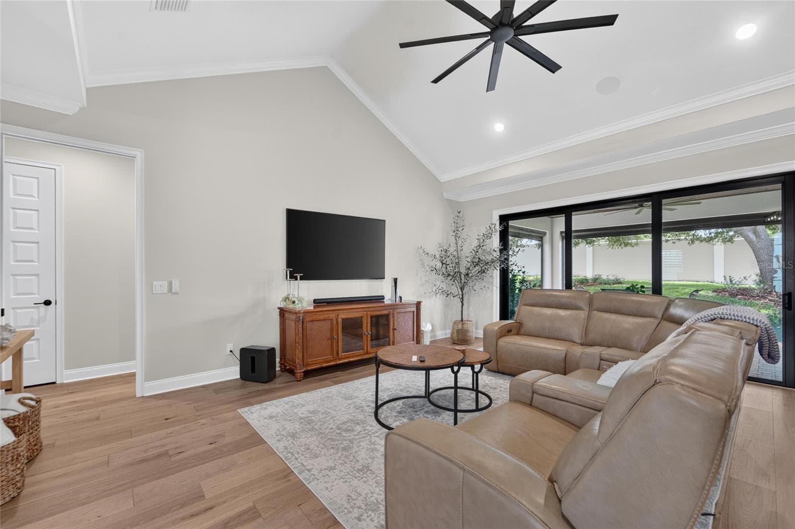 Vaulted Ceiling - 5391 CLUBHOUSE HILLS LN, LAKELAND