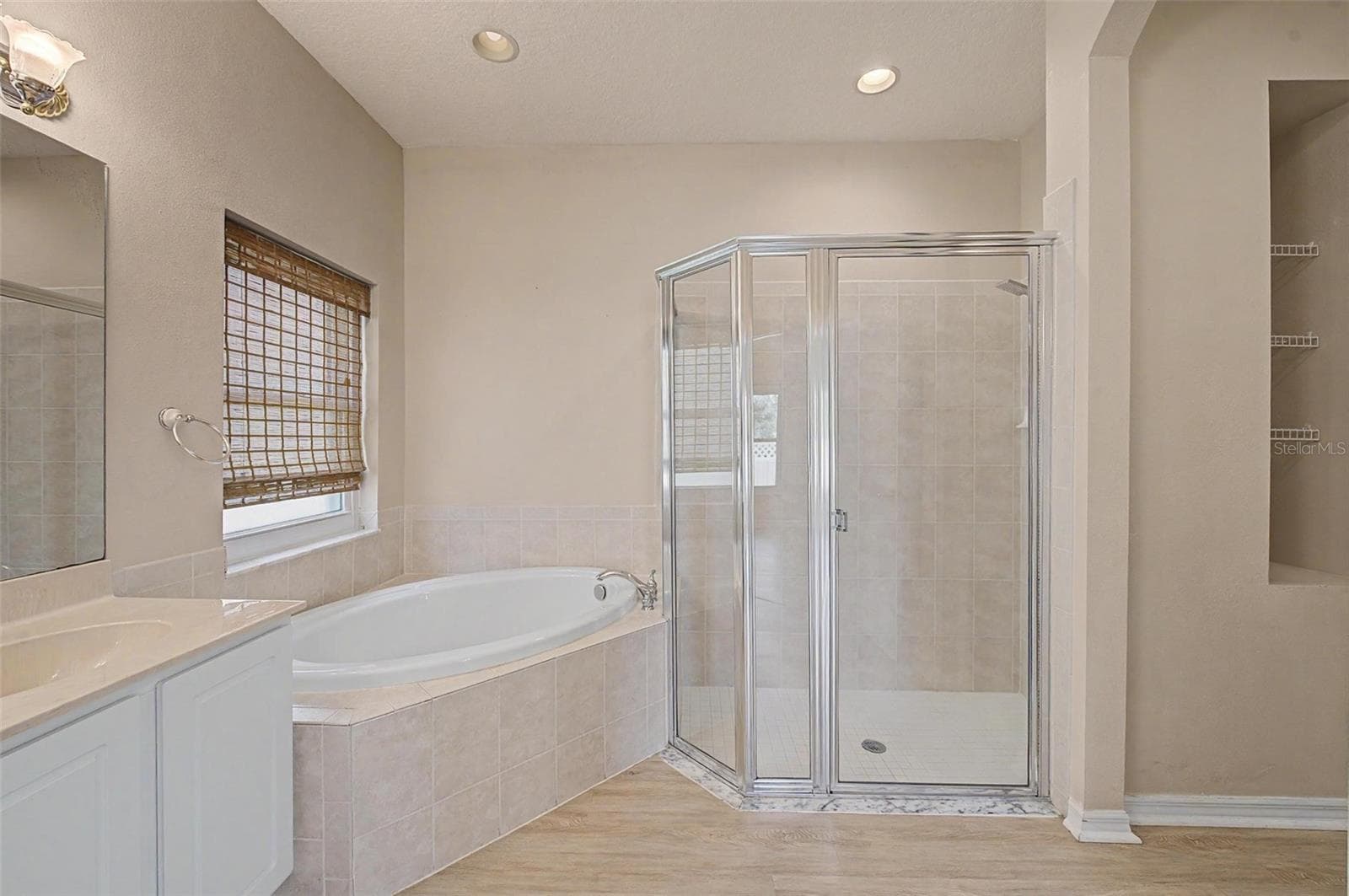 soaking tub and stand up shower - 2811 RAVENDALE LN, HOLIDAY
