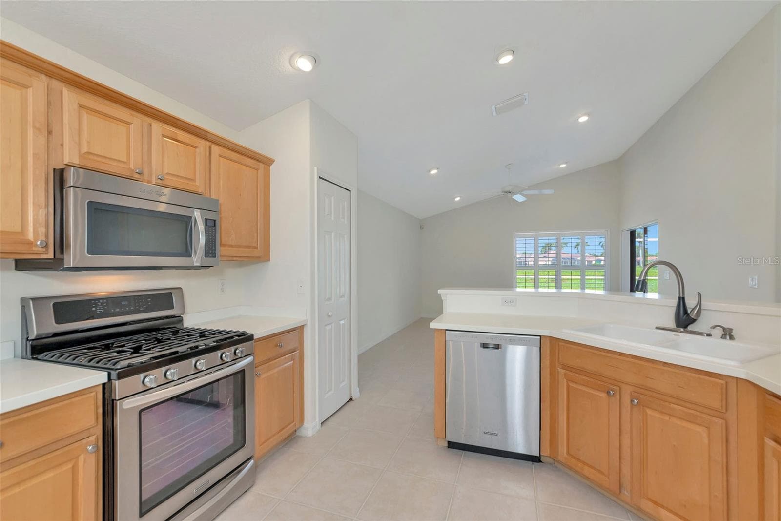Natura gas range & raised panel maple cabinets. - 5133 FLAGSTONE DR, SARASOTA
