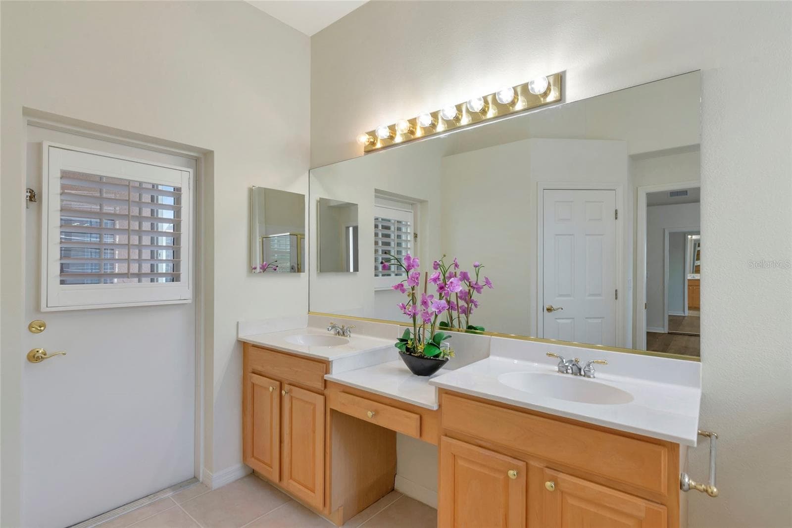 Primary bath door to lanai pool & spa. - 5133 FLAGSTONE DR, SARASOTA