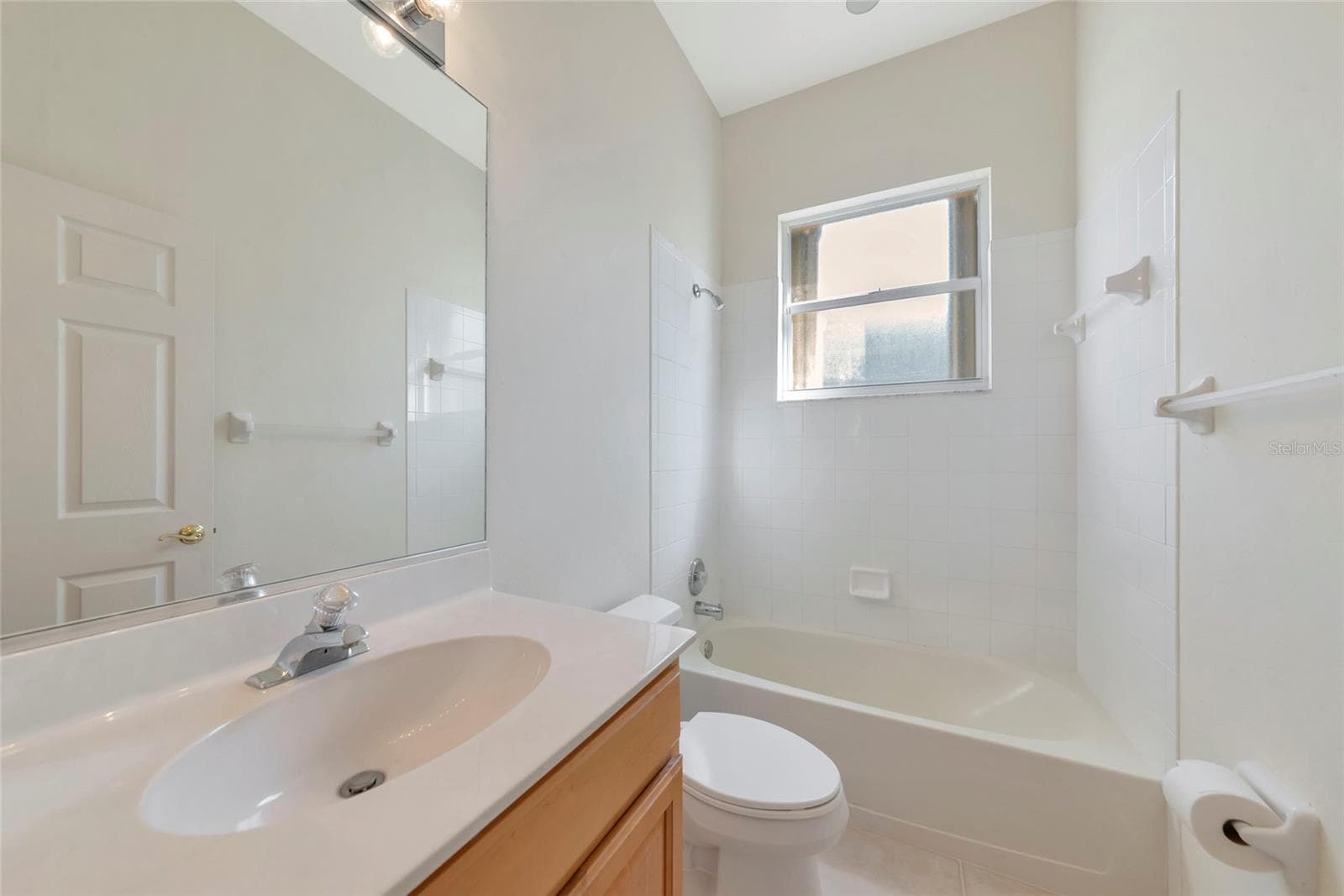 Guest bath between bedrooms 2 & 3. - 5133 FLAGSTONE DR, SARASOTA
