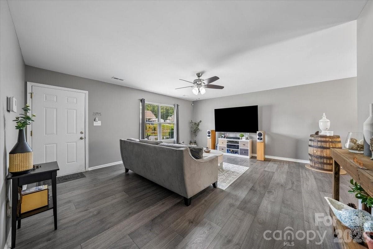Single Family Residence at 5071 Sedgefield Drive, Lancaster, photo 5 of 24