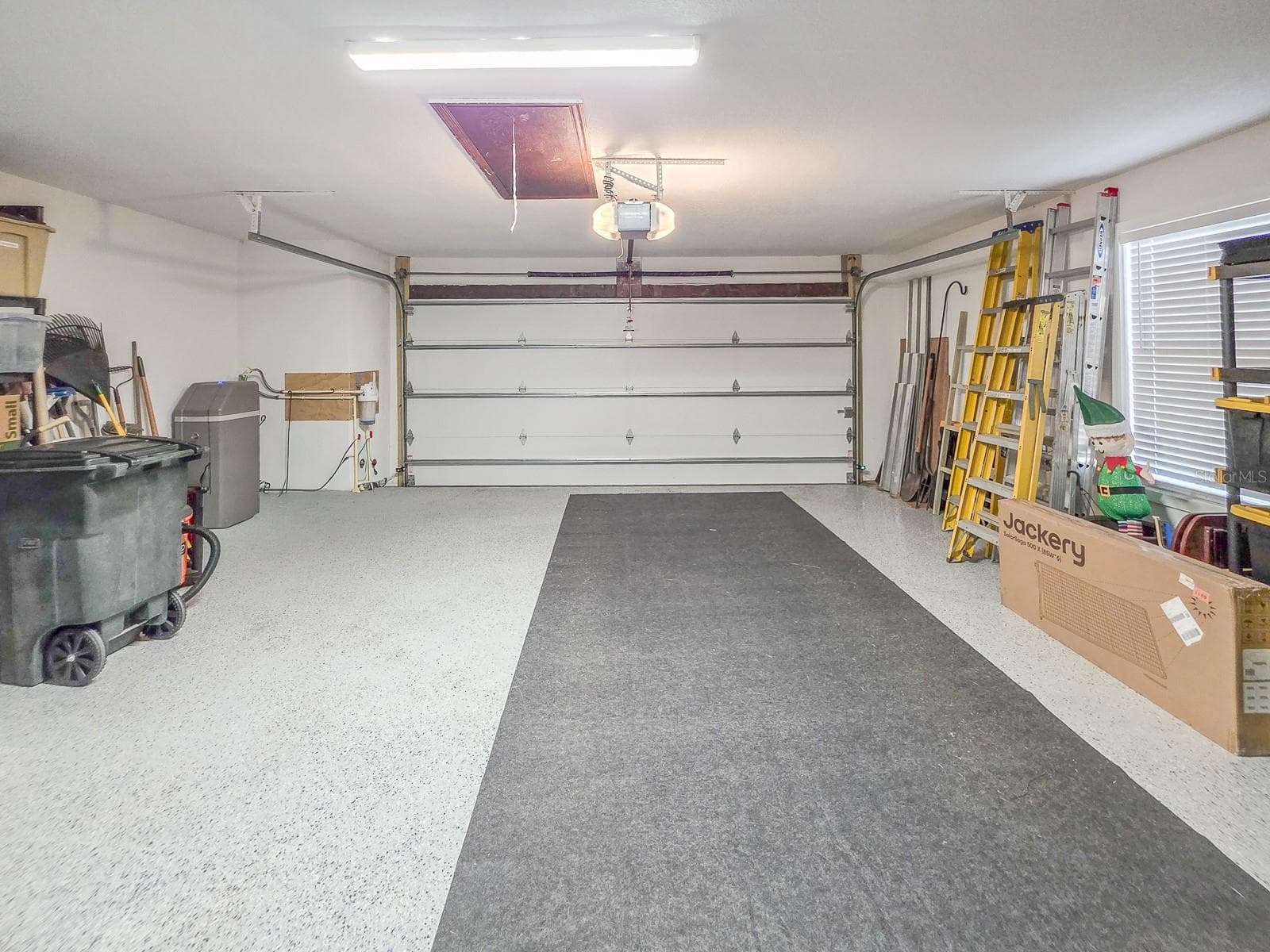 R-19 insulated garage door, Epoxy floor, whole home water filtration & water softener. - 100 SEA PINES CIR, DAYTONA BEACH