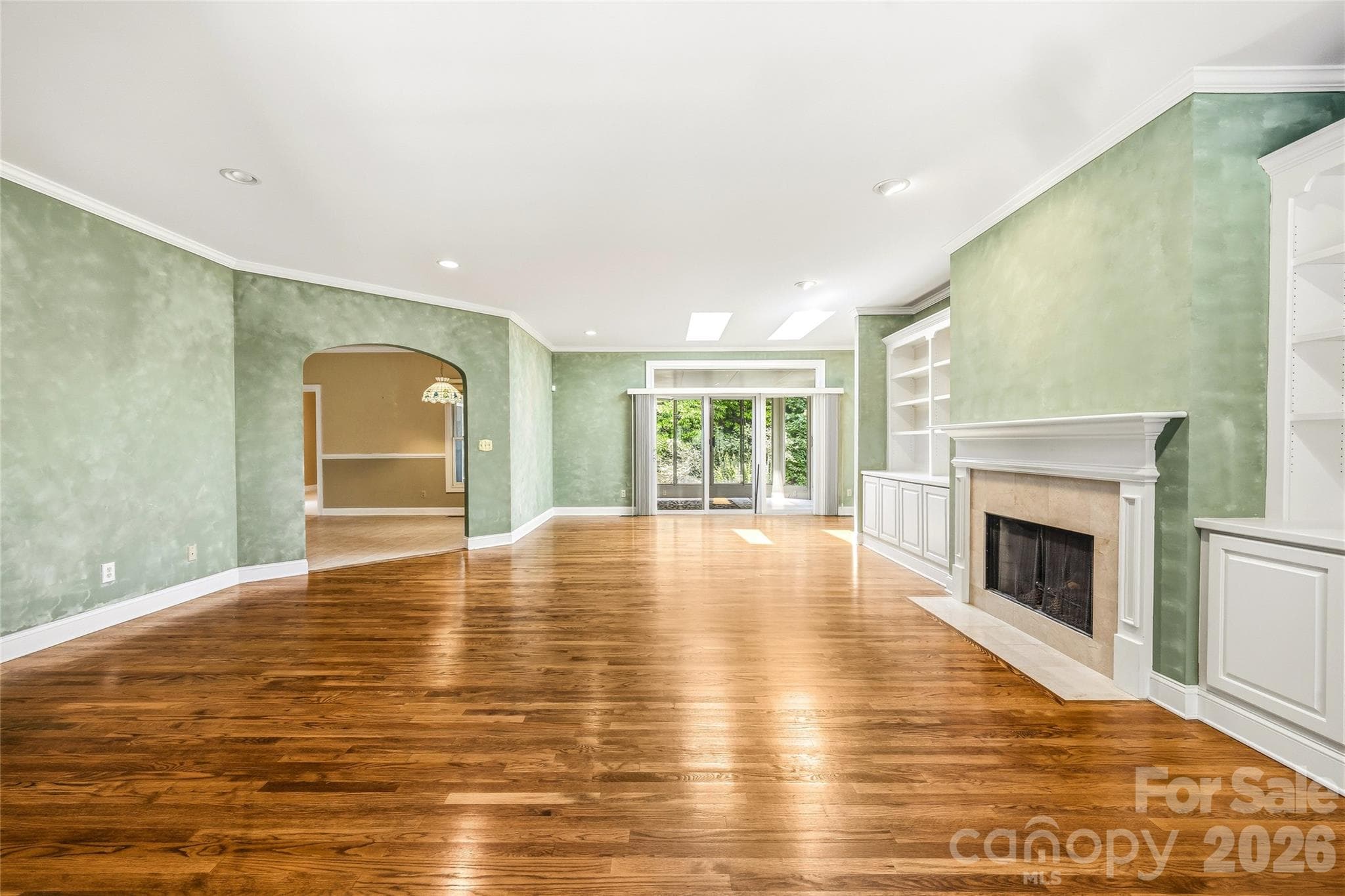 Spacious Great Room with 10-Foot Ceilings - 200 Teaberry Lane, Hendersonville