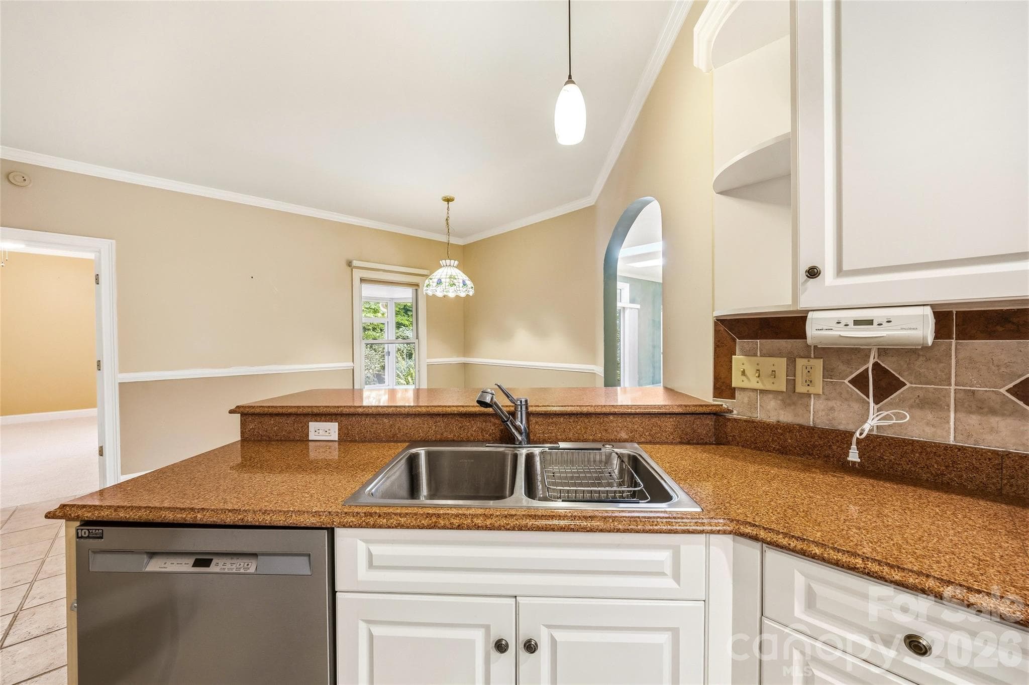 Kitchen & Breakfast Bar - 200 Teaberry Lane, Hendersonville