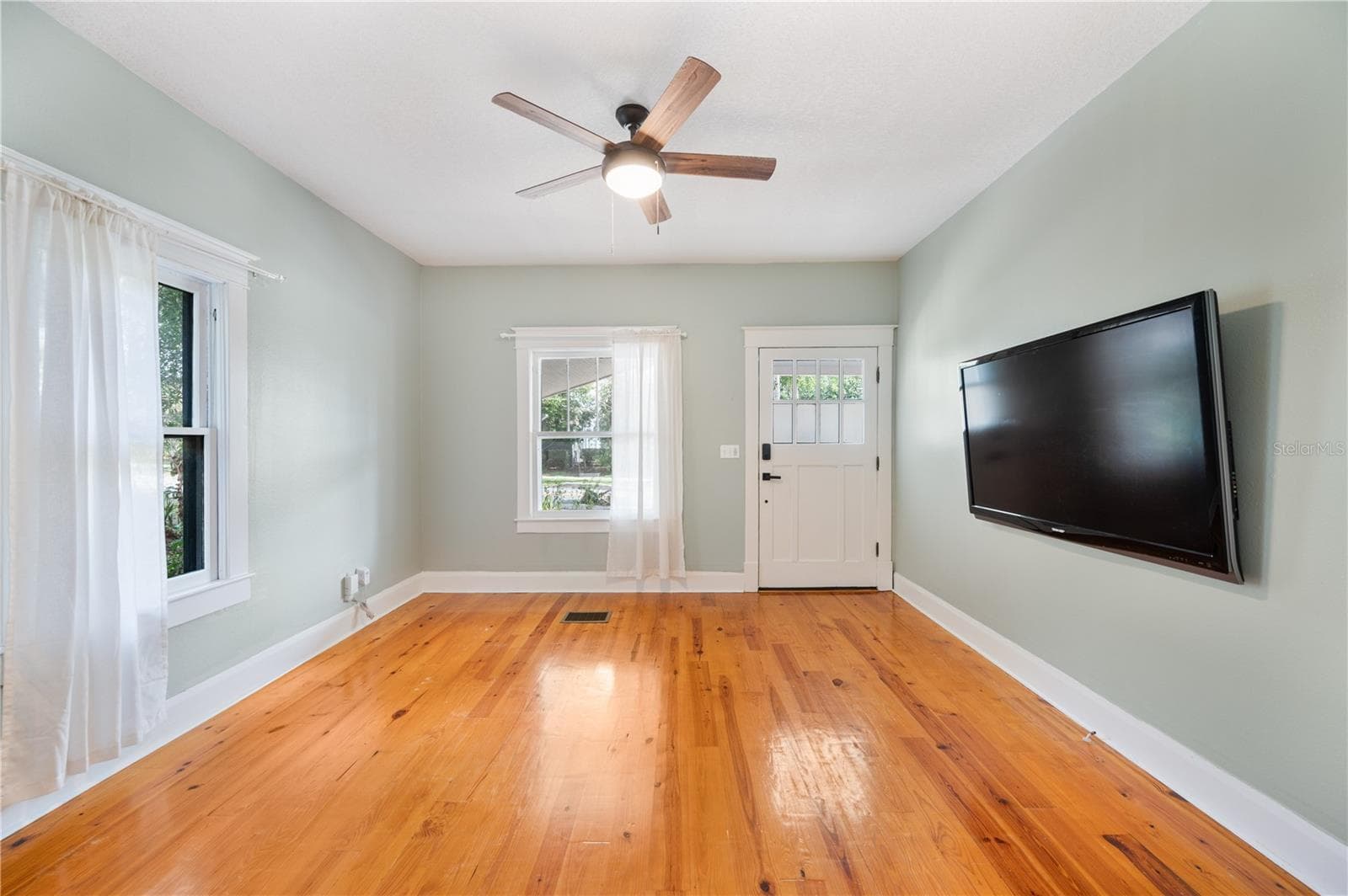Living Room. - 817 E LIME ST, LAKELAND