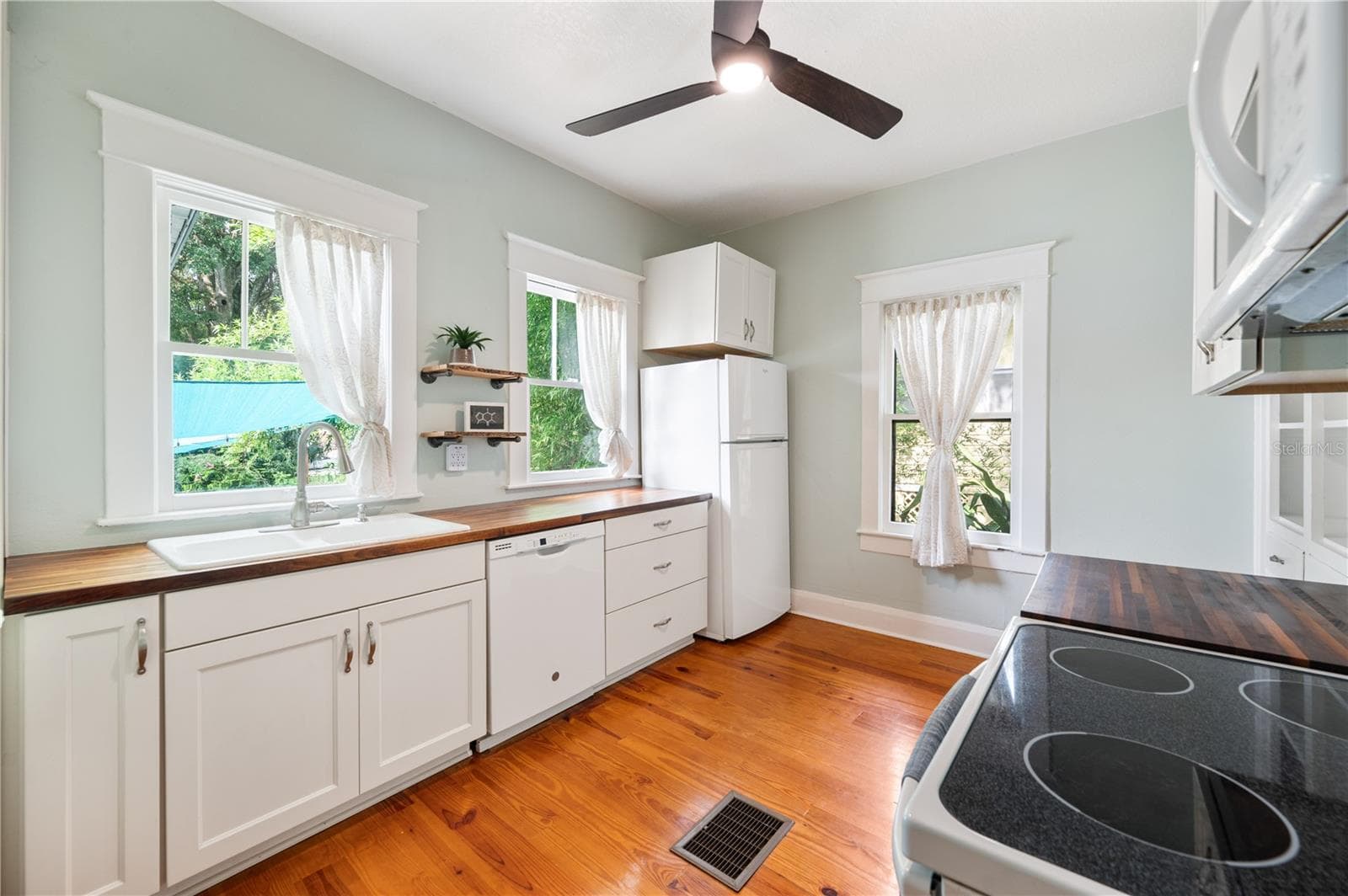 Single Family Residence at 817 E LIME ST, LAKELAND, photo 12 of 45