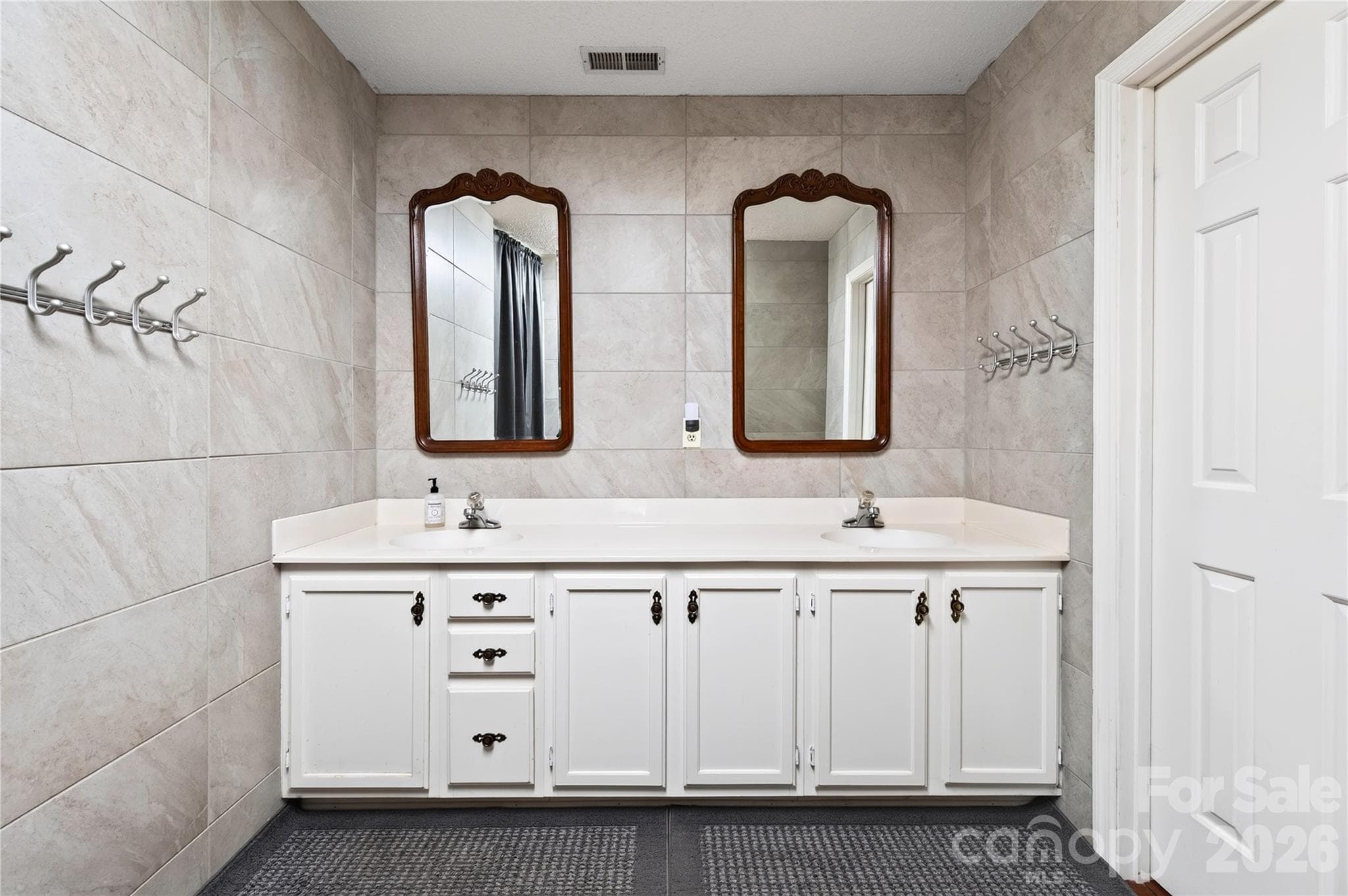 Primary Bath - 10 Old Turnpike Road, Mills River