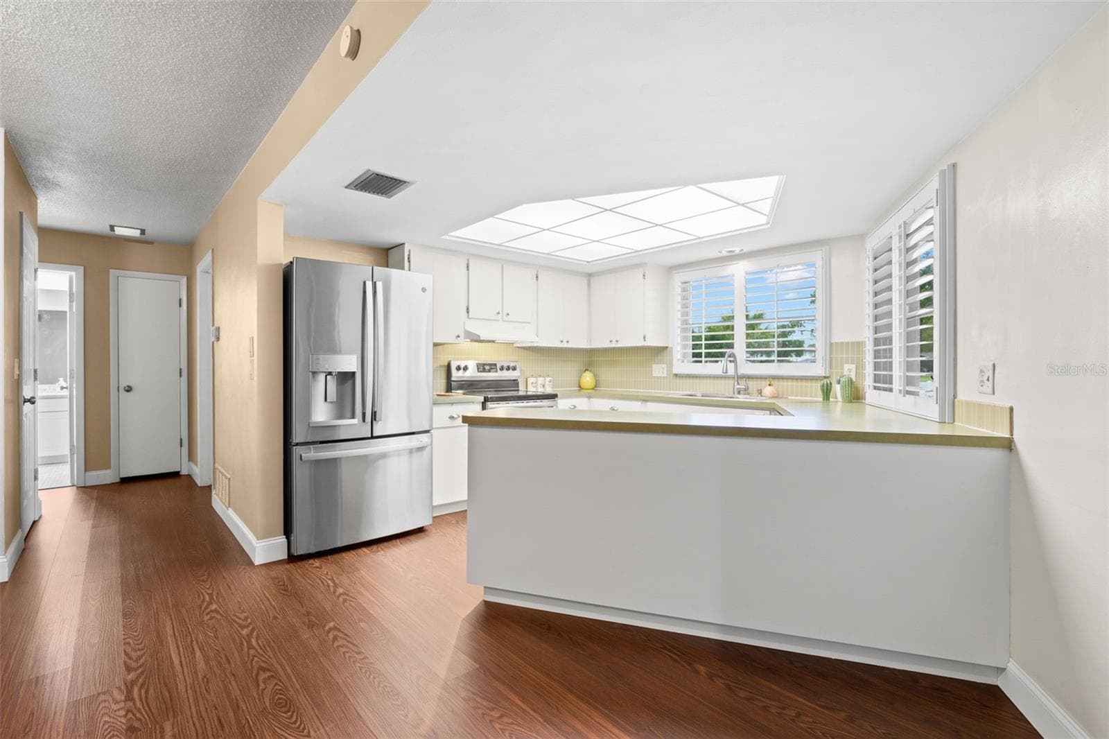 Kitchen with breakfast bar and golf course view - 6729 TEQUESTA DR, SEMINOLE