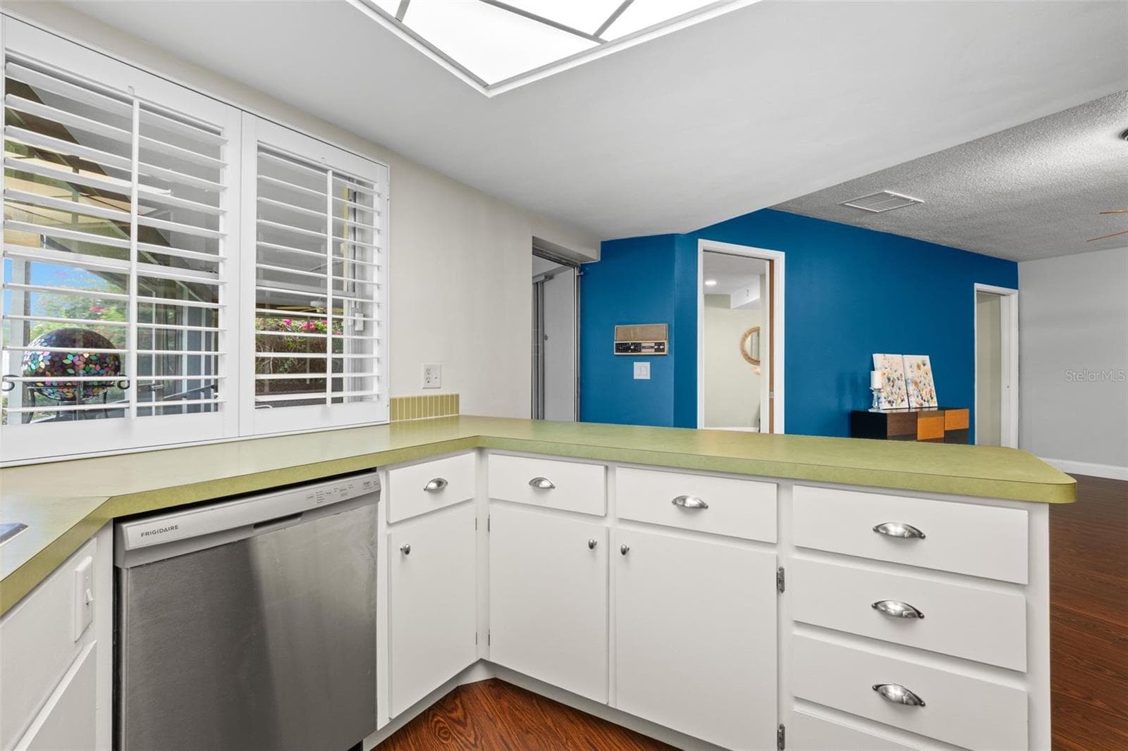 Kitchen - open to bonus family room - 6729 TEQUESTA DR, SEMINOLE