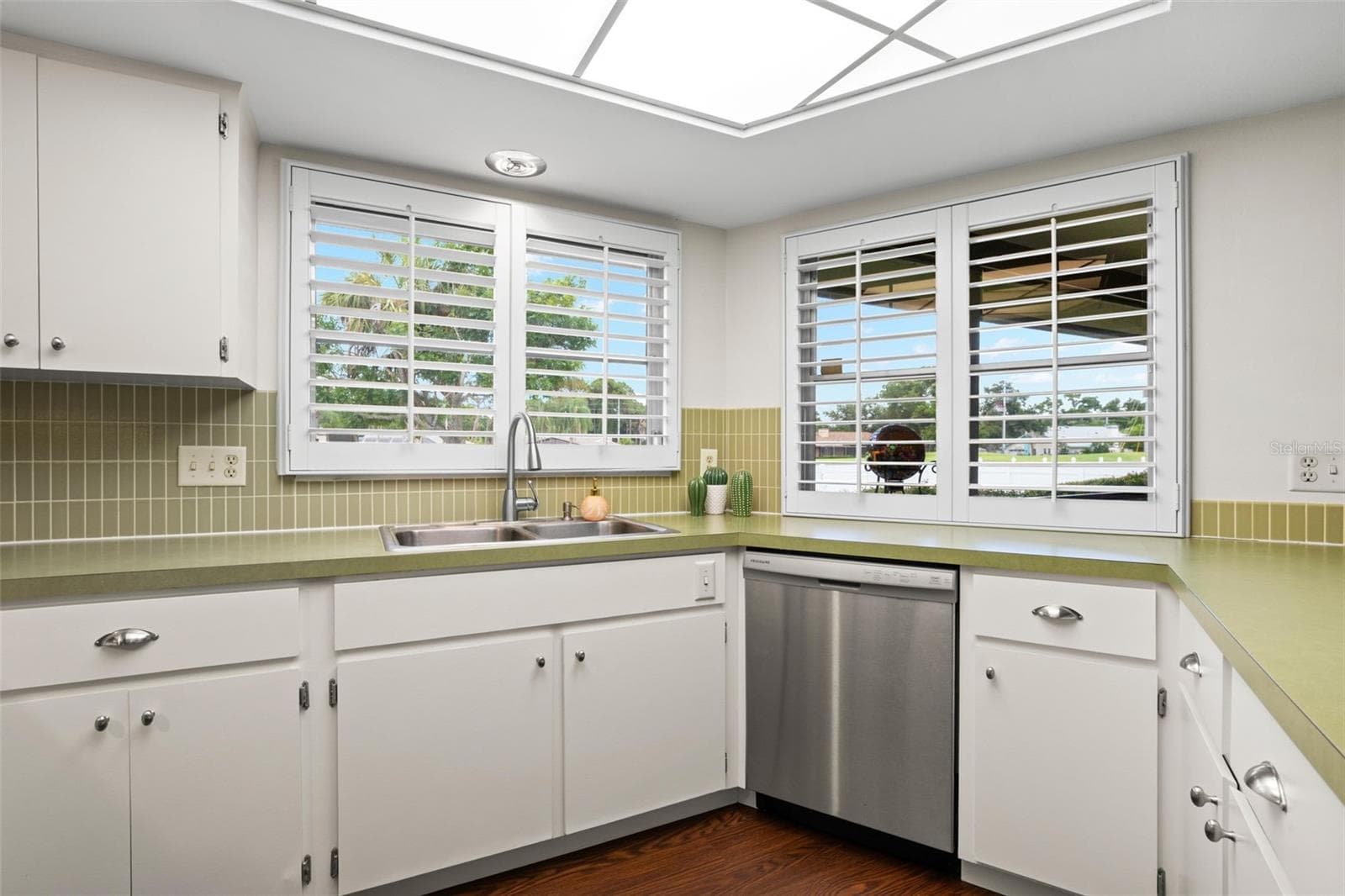 Kitchen with breakfast bar and golf course view - 6729 TEQUESTA DR, SEMINOLE