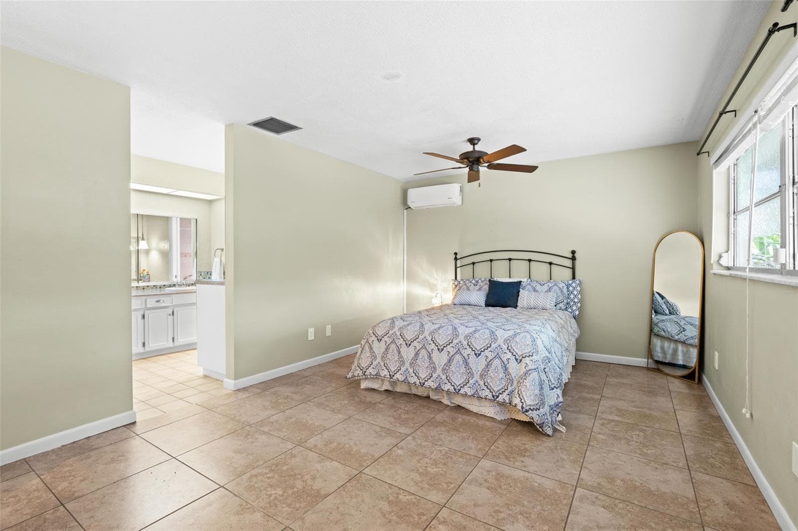 Primary bedroom and en suite bathroom - 6729 TEQUESTA DR, SEMINOLE