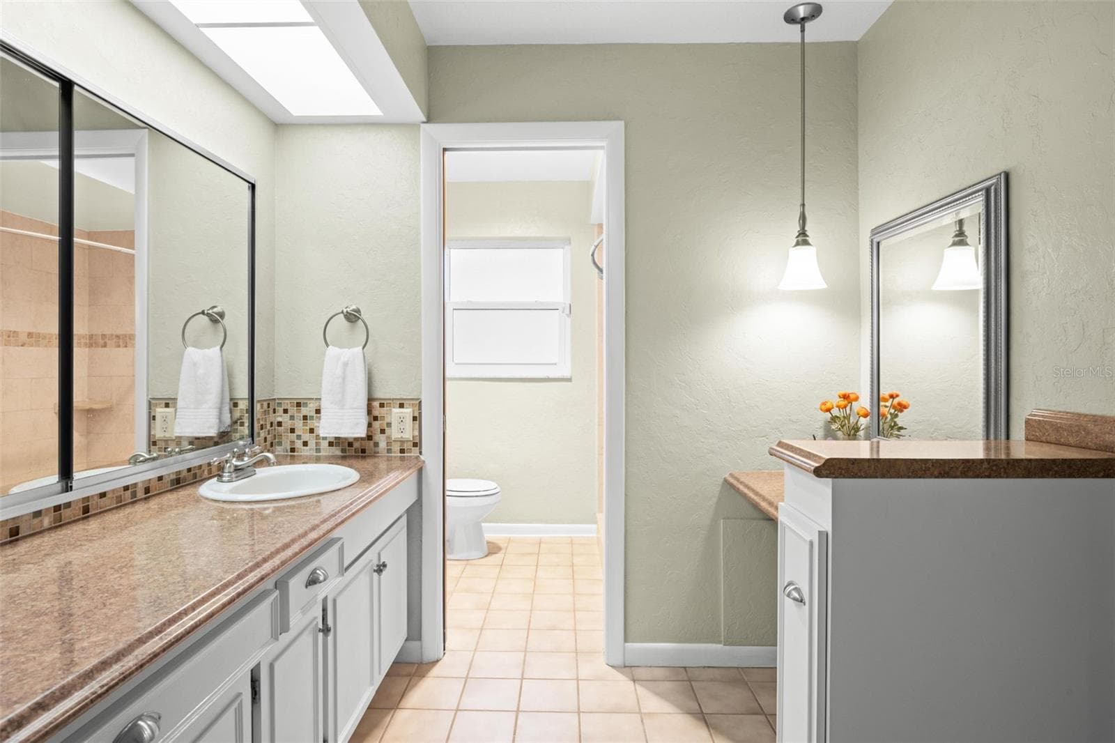 Primary bathroom and make up vanity - 6729 TEQUESTA DR, SEMINOLE