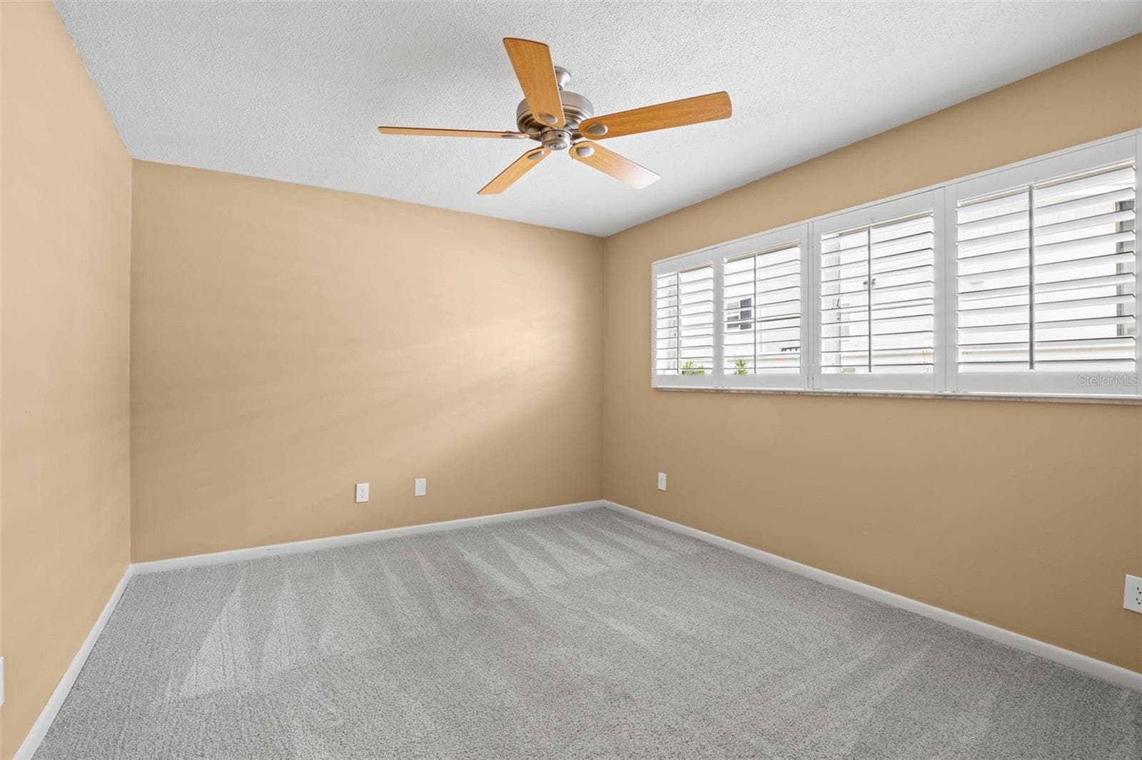 Bedroom 3 - ceiling fan, walk-in closet, and plantation shutters - 6729 TEQUESTA DR, SEMINOLE