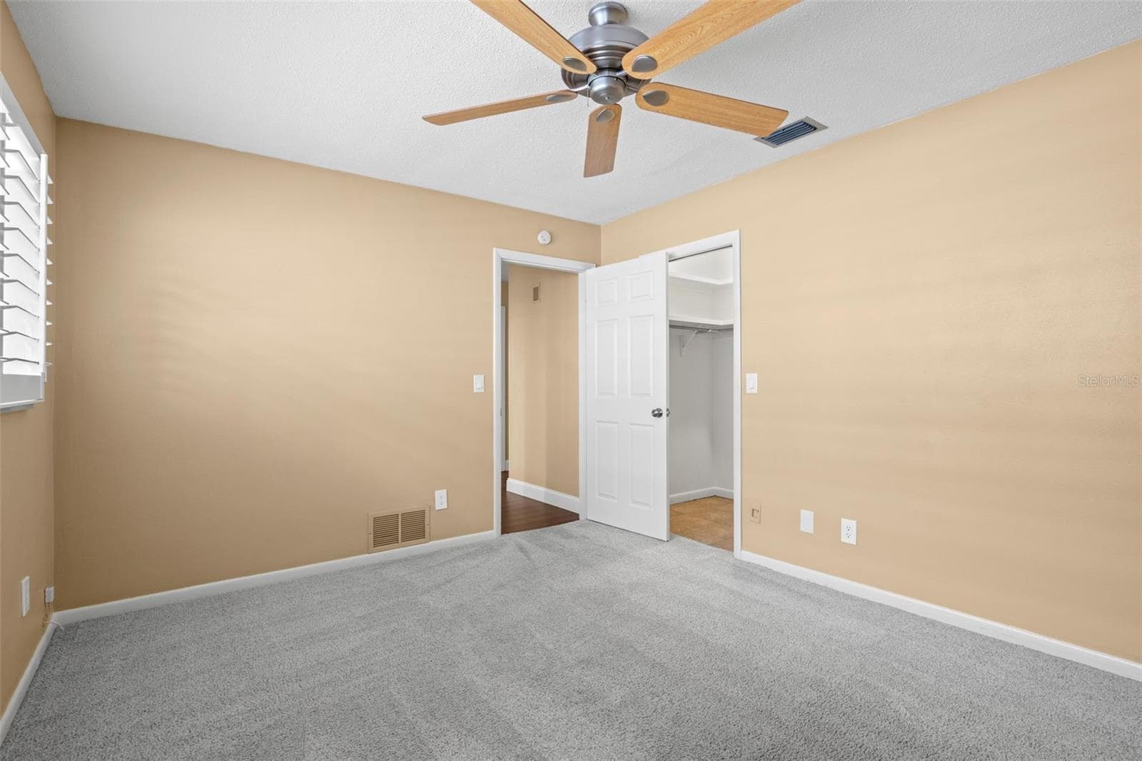 Bedroom 3 - ceiling fan, walk-in closet, and plantation shutters - 6729 TEQUESTA DR, SEMINOLE