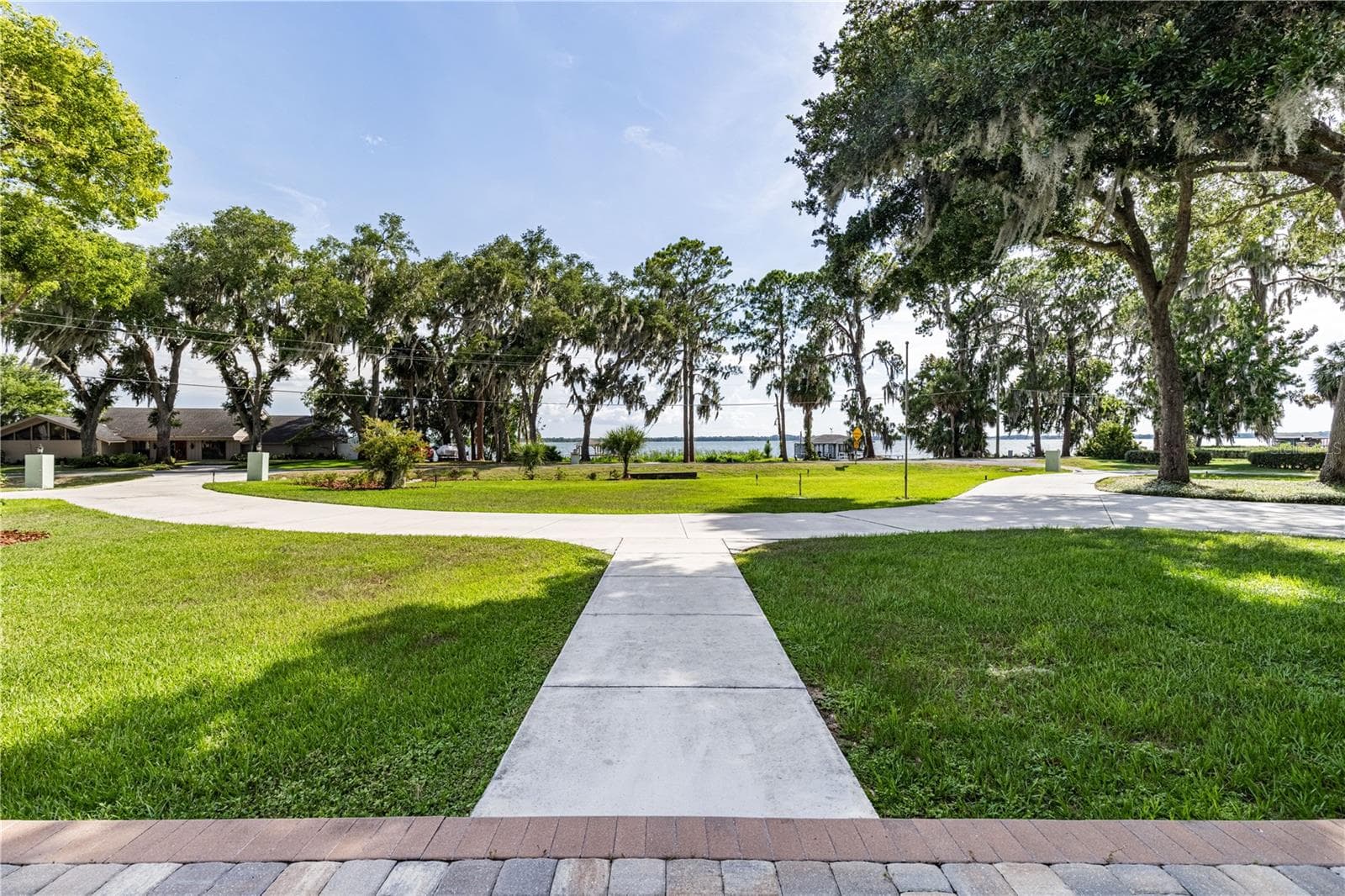 Single Family Residence at 32834 LAKESHORE DR, TAVARES, photo 3 of 86