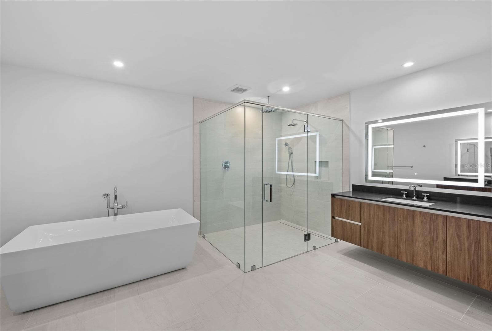 Primary Bathroom - 5713 BOWEN DANIEL DR. #1506, TAMPA