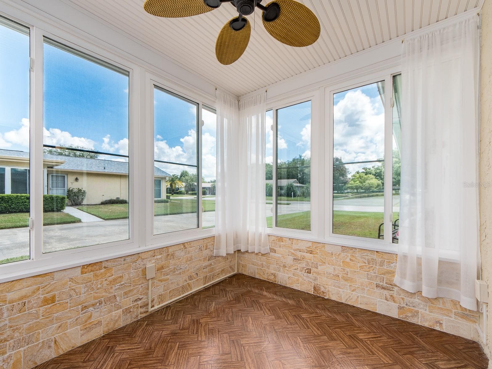 Florida Room - 1009 QUEEN ANNE DR #B, PALM HARBOR
