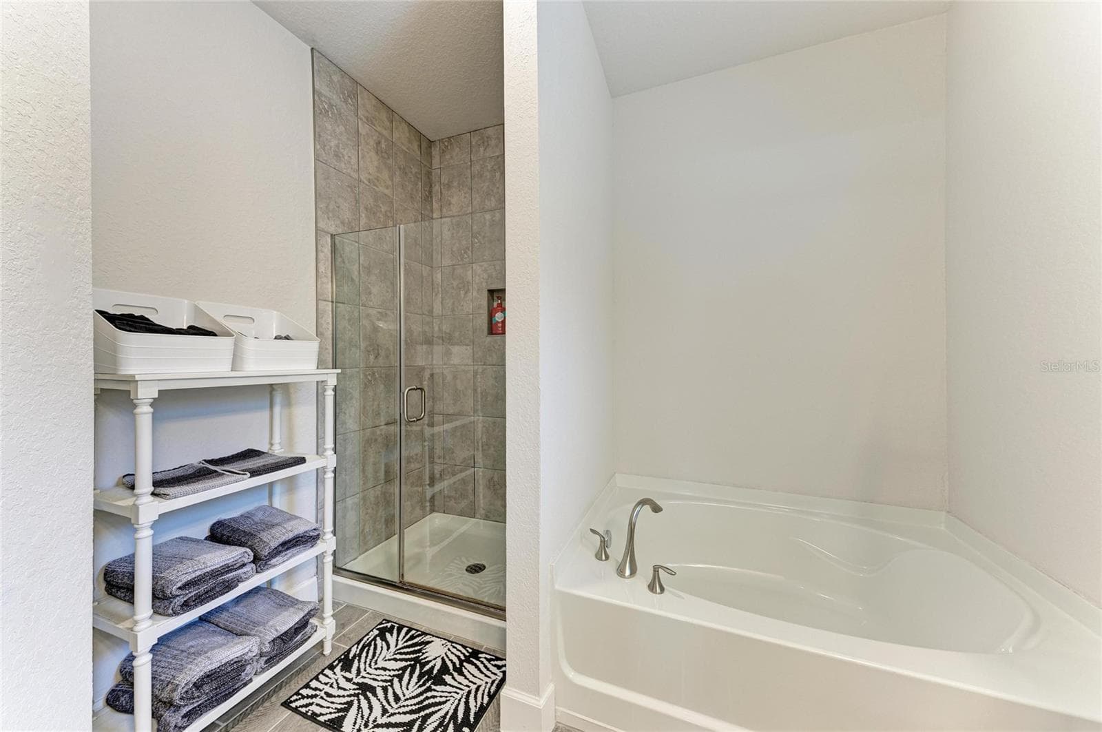 Master Bathroom on First Floor - 9507 43RD CT E, PARRISH
